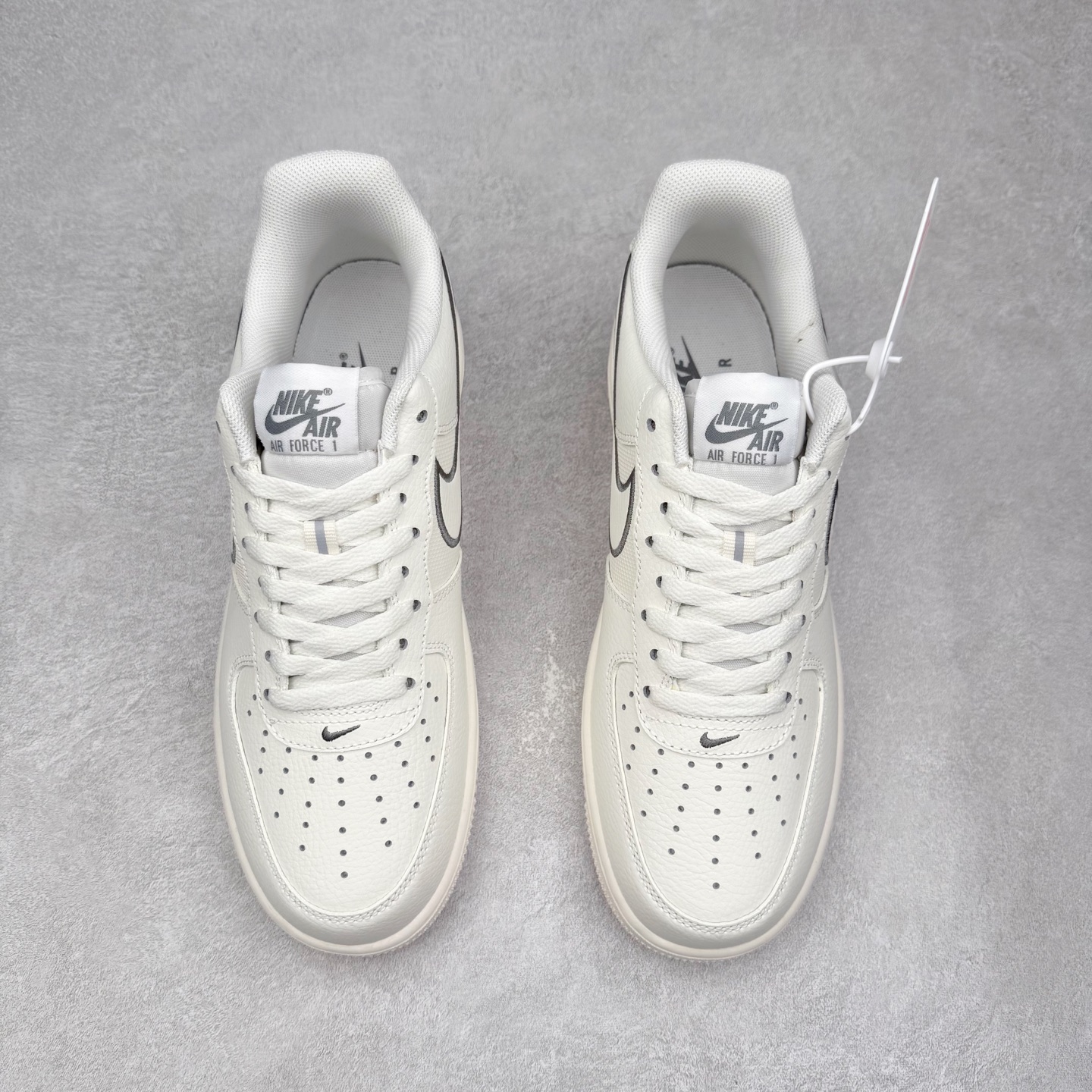 图片[2]-＃XT纯原 NK Air Force 1 Low 空军一号时尚舒适防滑耐磨低帮板鞋 IB7677-101 顶级批次 2022全新楦头鞋型 鱼鳞大底 历时开发三个月 清洁度完美 二维码鞋标 内置芯片及solo气垫 大底高度及其弧度依照正品 钢印 logo刺绣 鞋口弧度 鞋头长度 鞋面冲孔 鞋垫背胶及钢印 完美鞋型对比正品 每一处都是细节满满 柔软、弹性十足的缓震性能和出色的中底设计 横跨复古与现代的外型结合 造就出风靡全球 三十多年的Force 1 直到今天还深受青睐 实拍调校N版已经零色差零失真 百分百还原实物色彩所见即所得 不存在货不对板色差等低级问题 选购参考实物拍摄 不混卖不参货 只用心做好货严格选品 承诺混一赔十 尺码：36 36.5 37.5 38 38.5 39 40 40.5 41 42 42.5 43 44 44.5 45-选品中心