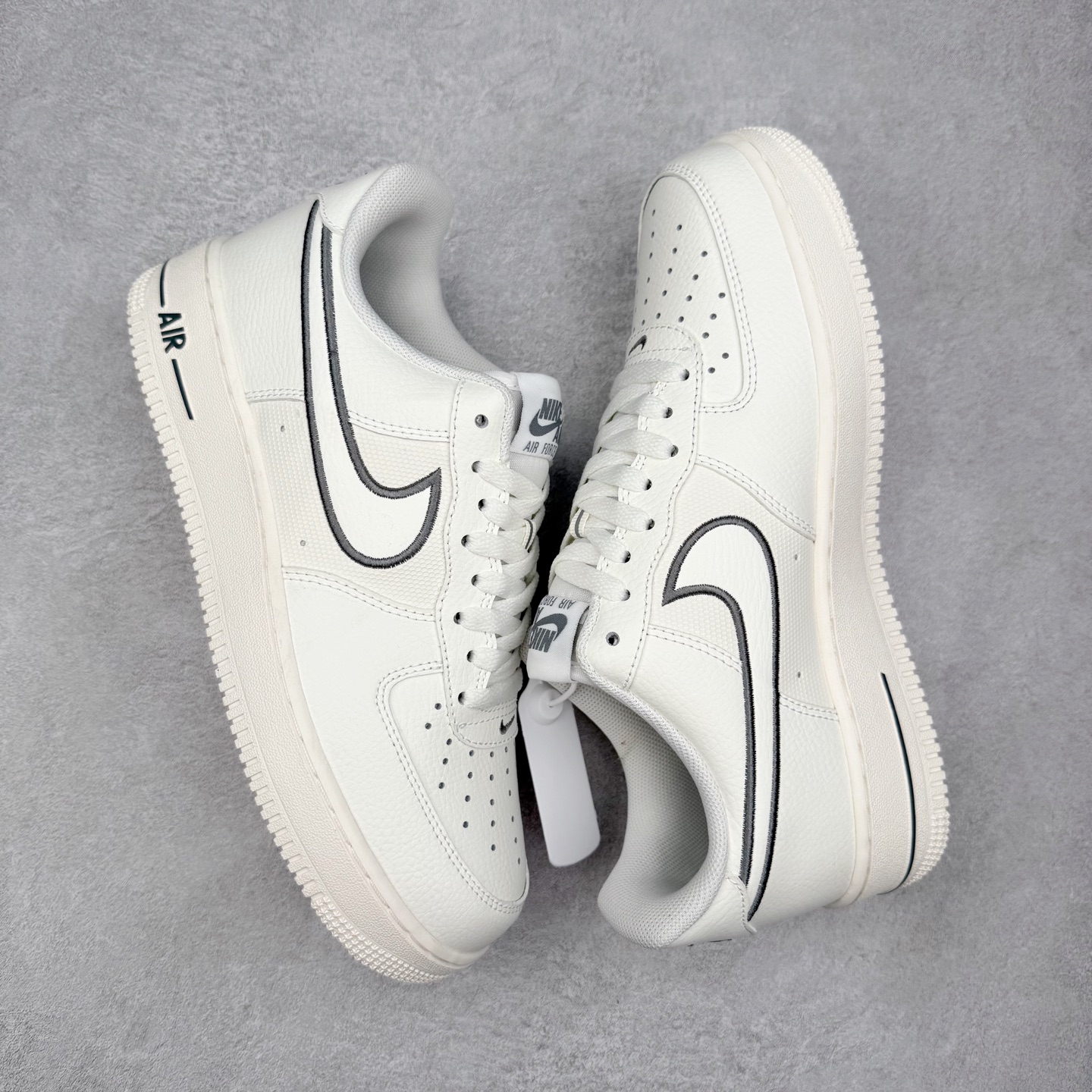 图片[3]-＃XT纯原 NK Air Force 1 Low 空军一号时尚舒适防滑耐磨低帮板鞋 IB7677-101 顶级批次 2022全新楦头鞋型 鱼鳞大底 历时开发三个月 清洁度完美 二维码鞋标 内置芯片及solo气垫 大底高度及其弧度依照正品 钢印 logo刺绣 鞋口弧度 鞋头长度 鞋面冲孔 鞋垫背胶及钢印 完美鞋型对比正品 每一处都是细节满满 柔软、弹性十足的缓震性能和出色的中底设计 横跨复古与现代的外型结合 造就出风靡全球 三十多年的Force 1 直到今天还深受青睐 实拍调校N版已经零色差零失真 百分百还原实物色彩所见即所得 不存在货不对板色差等低级问题 选购参考实物拍摄 不混卖不参货 只用心做好货严格选品 承诺混一赔十 尺码：36 36.5 37.5 38 38.5 39 40 40.5 41 42 42.5 43 44 44.5 45-选品中心