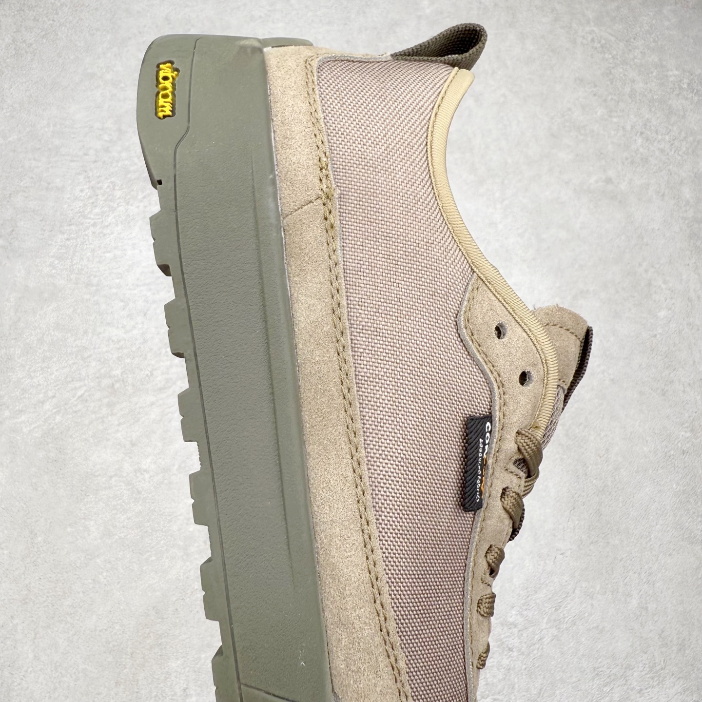 图片[6]-THE NORTH FACE Clyffe 北面舒适百搭 防滑耐磨 低帮 生活休闲鞋 男女同款 North Face于1966年成立，一直致力于为户外运动员的每一次严酷探索提供专业装备。作为全球户外运动领导品牌，The NorthFace以经过专业运动员测试、适应各类户外需求的产品助力探索者不断超越自我，激发人类潜能。The North Face象征着众多山脉中更冷、更值得挑战的北坡。品牌标志则来自Half Dome，一座位于美国加州Yosemite NationalPark（优胜美地国家公园）里的山峰，中文名字取为「北面」，象征着不畏惧的户外探索精神。1997年，The North Face采用全新的宣传标语「Never Stop Exploring探索永不停止」，体现品牌的探索精神，成为品牌的座右铭。尺码：36/45-选品中心