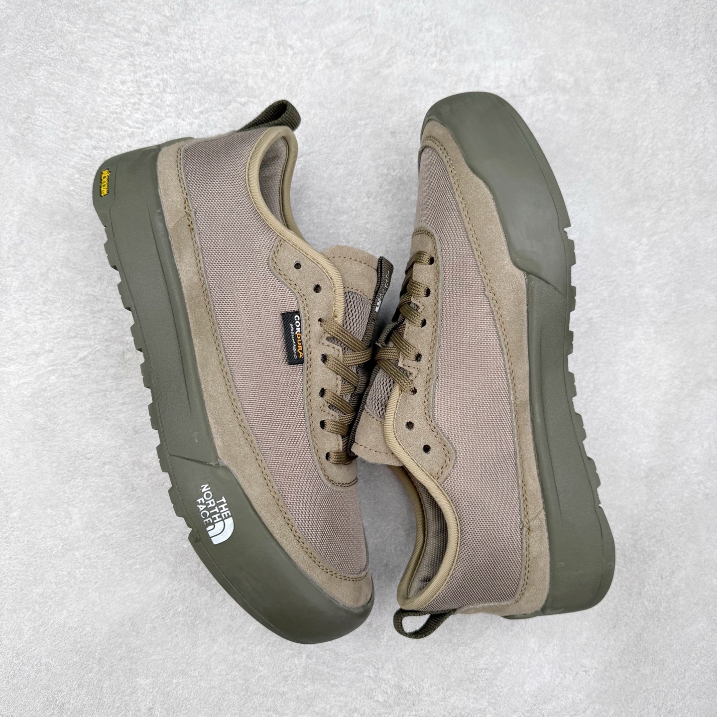 图片[3]-THE NORTH FACE Clyffe 北面舒适百搭 防滑耐磨 低帮 生活休闲鞋 男女同款 North Face于1966年成立，一直致力于为户外运动员的每一次严酷探索提供专业装备。作为全球户外运动领导品牌，The NorthFace以经过专业运动员测试、适应各类户外需求的产品助力探索者不断超越自我，激发人类潜能。The North Face象征着众多山脉中更冷、更值得挑战的北坡。品牌标志则来自Half Dome，一座位于美国加州Yosemite NationalPark（优胜美地国家公园）里的山峰，中文名字取为「北面」，象征着不畏惧的户外探索精神。1997年，The North Face采用全新的宣传标语「Never Stop Exploring探索永不停止」，体现品牌的探索精神，成为品牌的座右铭。尺码：36/45-选品中心