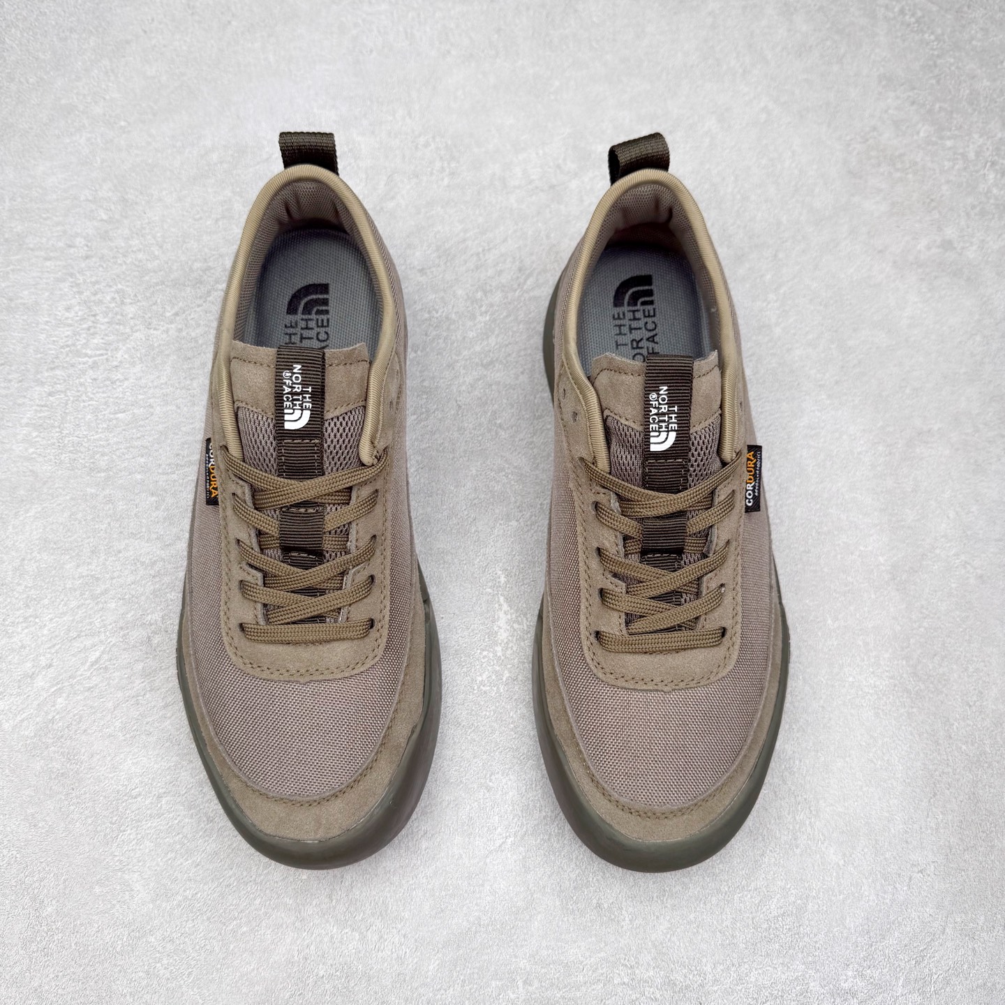 图片[2]-THE NORTH FACE Clyffe 北面舒适百搭 防滑耐磨 低帮 生活休闲鞋 男女同款 North Face于1966年成立，一直致力于为户外运动员的每一次严酷探索提供专业装备。作为全球户外运动领导品牌，The NorthFace以经过专业运动员测试、适应各类户外需求的产品助力探索者不断超越自我，激发人类潜能。The North Face象征着众多山脉中更冷、更值得挑战的北坡。品牌标志则来自Half Dome，一座位于美国加州Yosemite NationalPark（优胜美地国家公园）里的山峰，中文名字取为「北面」，象征着不畏惧的户外探索精神。1997年，The North Face采用全新的宣传标语「Never Stop Exploring探索永不停止」，体现品牌的探索精神，成为品牌的座右铭。尺码：36/45-选品中心