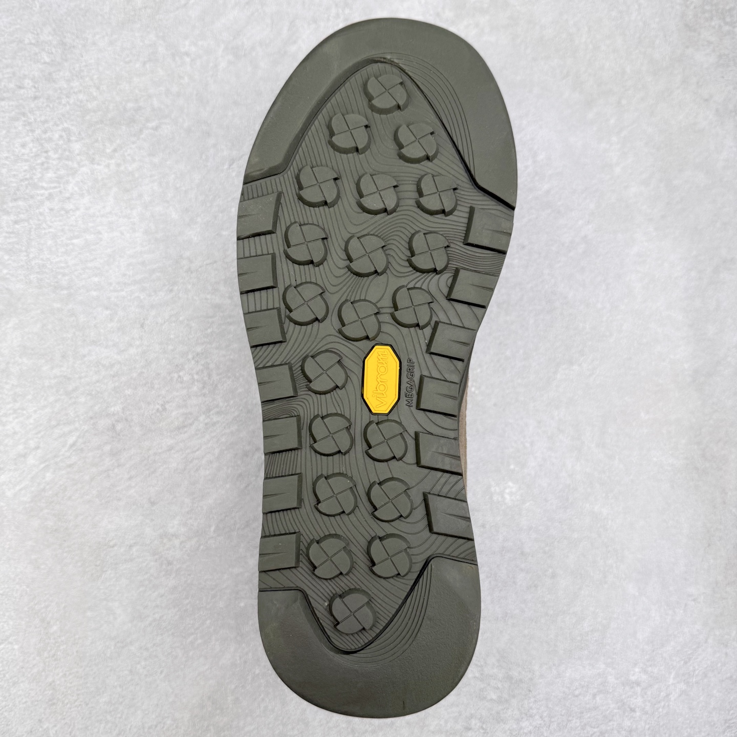 图片[9]-THE NORTH FACE Clyffe 北面舒适百搭 防滑耐磨 低帮 生活休闲鞋 男女同款 North Face于1966年成立，一直致力于为户外运动员的每一次严酷探索提供专业装备。作为全球户外运动领导品牌，The NorthFace以经过专业运动员测试、适应各类户外需求的产品助力探索者不断超越自我，激发人类潜能。The North Face象征着众多山脉中更冷、更值得挑战的北坡。品牌标志则来自Half Dome，一座位于美国加州Yosemite NationalPark（优胜美地国家公园）里的山峰，中文名字取为「北面」，象征着不畏惧的户外探索精神。1997年，The North Face采用全新的宣传标语「Never Stop Exploring探索永不停止」，体现品牌的探索精神，成为品牌的座右铭。尺码：36/45-选品中心