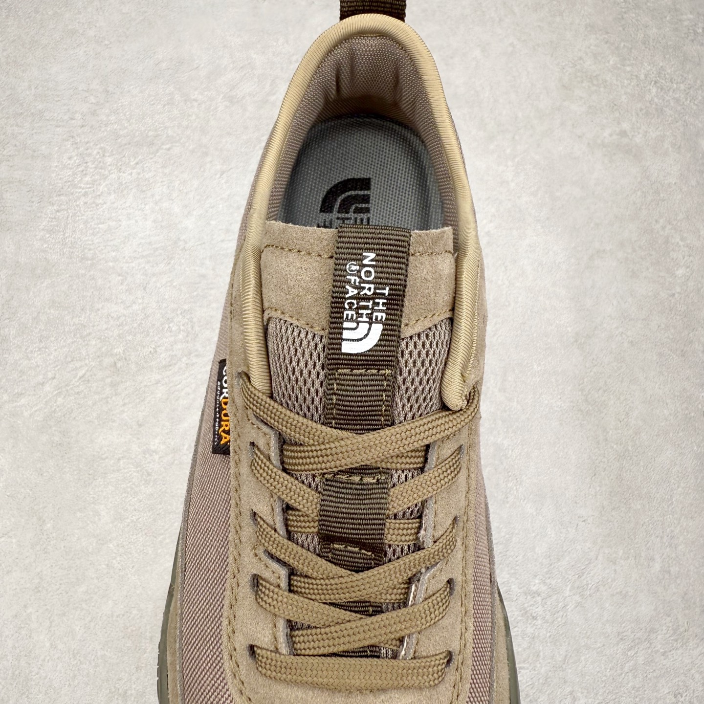 图片[5]-THE NORTH FACE Clyffe 北面舒适百搭 防滑耐磨 低帮 生活休闲鞋 男女同款 North Face于1966年成立，一直致力于为户外运动员的每一次严酷探索提供专业装备。作为全球户外运动领导品牌，The NorthFace以经过专业运动员测试、适应各类户外需求的产品助力探索者不断超越自我，激发人类潜能。The North Face象征着众多山脉中更冷、更值得挑战的北坡。品牌标志则来自Half Dome，一座位于美国加州Yosemite NationalPark（优胜美地国家公园）里的山峰，中文名字取为「北面」，象征着不畏惧的户外探索精神。1997年，The North Face采用全新的宣传标语「Never Stop Exploring探索永不停止」，体现品牌的探索精神，成为品牌的座右铭。尺码：36/45-选品中心