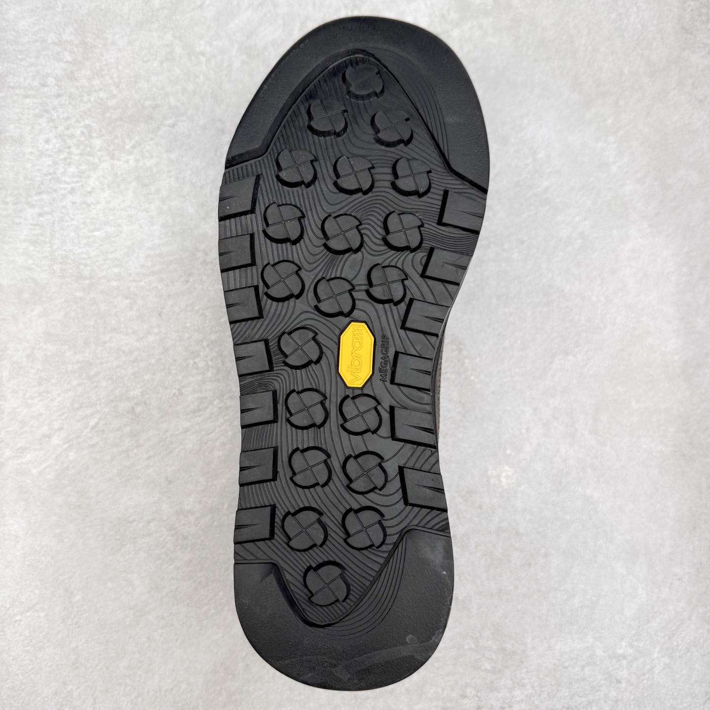 图片[9]-THE NORTH FACE Clyffe 北面舒适百搭 防滑耐磨 低帮 生活休闲鞋 男女同款 North Face于1966年成立，一直致力于为户外运动员的每一次严酷探索提供专业装备。作为全球户外运动领导品牌，The NorthFace以经过专业运动员测试、适应各类户外需求的产品助力探索者不断超越自我，激发人类潜能。The North Face象征着众多山脉中更冷、更值得挑战的北坡。品牌标志则来自Half Dome，一座位于美国加州Yosemite NationalPark（优胜美地国家公园）里的山峰，中文名字取为「北面」，象征着不畏惧的户外探索精神。1997年，The North Face采用全新的宣传标语「Never Stop Exploring探索永不停止」，体现品牌的探索精神，成为品牌的座右铭。尺码：36/45-选品中心