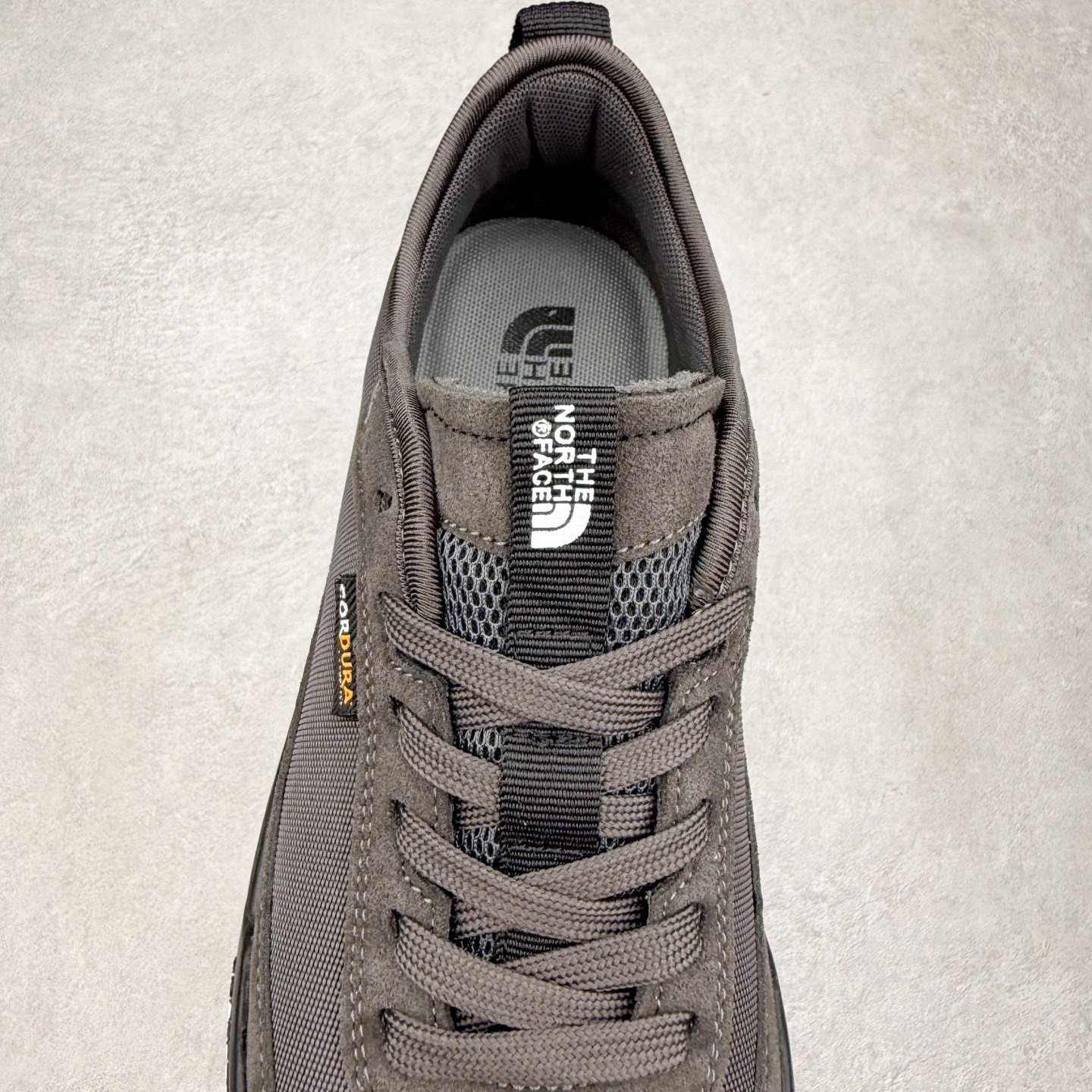 图片[5]-THE NORTH FACE Clyffe 北面舒适百搭 防滑耐磨 低帮 生活休闲鞋 男女同款 North Face于1966年成立，一直致力于为户外运动员的每一次严酷探索提供专业装备。作为全球户外运动领导品牌，The NorthFace以经过专业运动员测试、适应各类户外需求的产品助力探索者不断超越自我，激发人类潜能。The North Face象征着众多山脉中更冷、更值得挑战的北坡。品牌标志则来自Half Dome，一座位于美国加州Yosemite NationalPark（优胜美地国家公园）里的山峰，中文名字取为「北面」，象征着不畏惧的户外探索精神。1997年，The North Face采用全新的宣传标语「Never Stop Exploring探索永不停止」，体现品牌的探索精神，成为品牌的座右铭。尺码：36/45-选品中心