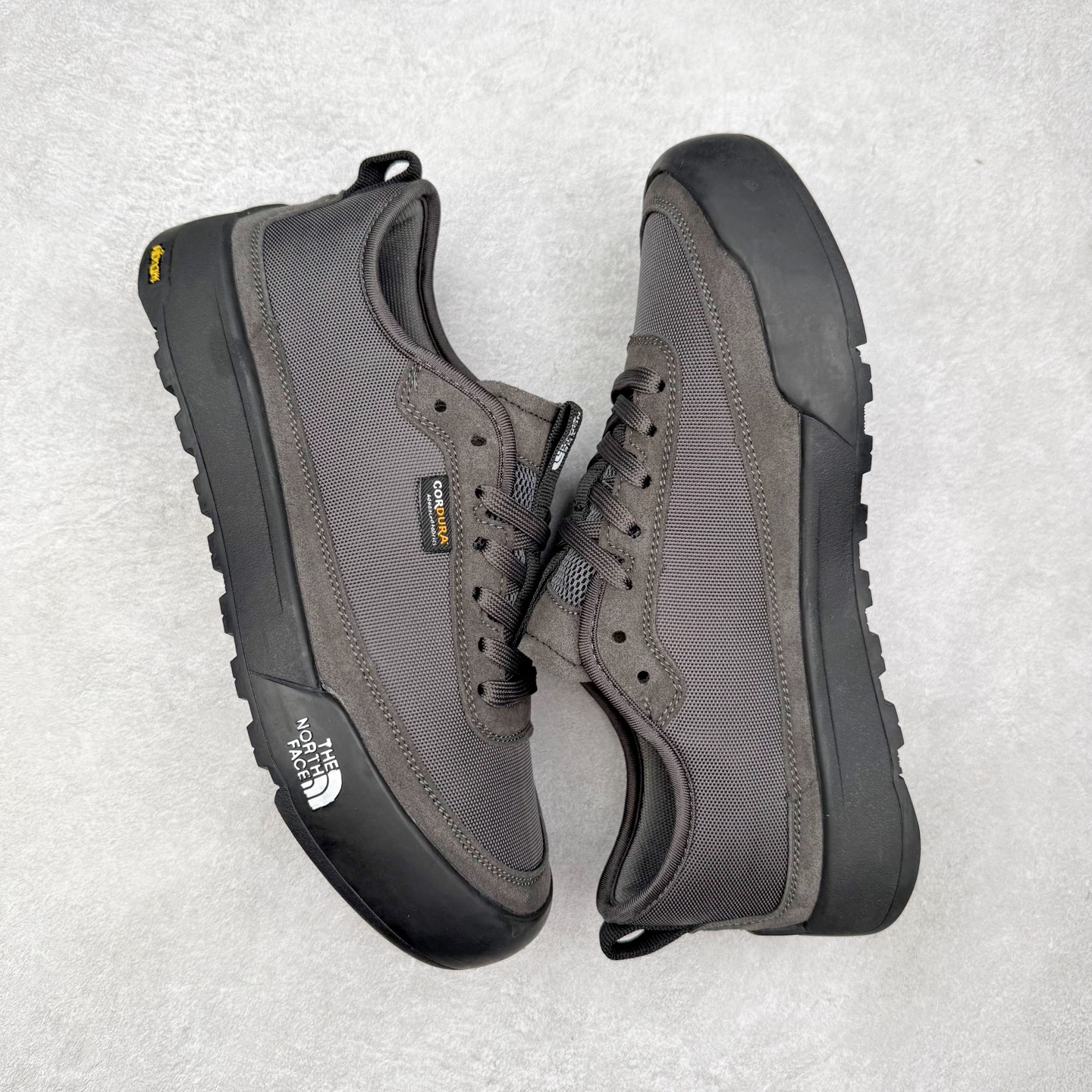 图片[3]-THE NORTH FACE Clyffe 北面舒适百搭 防滑耐磨 低帮 生活休闲鞋 男女同款 North Face于1966年成立，一直致力于为户外运动员的每一次严酷探索提供专业装备。作为全球户外运动领导品牌，The NorthFace以经过专业运动员测试、适应各类户外需求的产品助力探索者不断超越自我，激发人类潜能。The North Face象征着众多山脉中更冷、更值得挑战的北坡。品牌标志则来自Half Dome，一座位于美国加州Yosemite NationalPark（优胜美地国家公园）里的山峰，中文名字取为「北面」，象征着不畏惧的户外探索精神。1997年，The North Face采用全新的宣传标语「Never Stop Exploring探索永不停止」，体现品牌的探索精神，成为品牌的座右铭。尺码：36/45-选品中心
