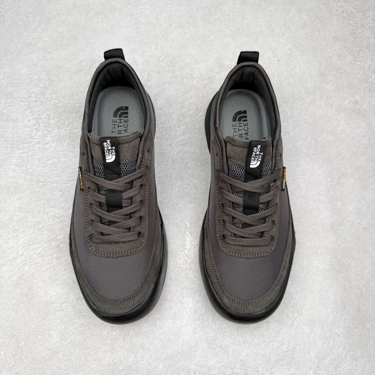 图片[2]-THE NORTH FACE Clyffe 北面舒适百搭 防滑耐磨 低帮 生活休闲鞋 男女同款 North Face于1966年成立，一直致力于为户外运动员的每一次严酷探索提供专业装备。作为全球户外运动领导品牌，The NorthFace以经过专业运动员测试、适应各类户外需求的产品助力探索者不断超越自我，激发人类潜能。The North Face象征着众多山脉中更冷、更值得挑战的北坡。品牌标志则来自Half Dome，一座位于美国加州Yosemite NationalPark（优胜美地国家公园）里的山峰，中文名字取为「北面」，象征着不畏惧的户外探索精神。1997年，The North Face采用全新的宣传标语「Never Stop Exploring探索永不停止」，体现品牌的探索精神，成为品牌的座右铭。尺码：36/45-选品中心