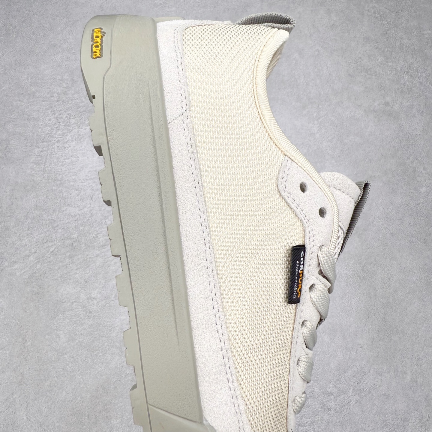 图片[6]-THE NORTH FACE Clyffe 北面舒适百搭 防滑耐磨 低帮 生活休闲鞋 男女同款 North Face于1966年成立，一直致力于为户外运动员的每一次严酷探索提供专业装备。作为全球户外运动领导品牌，The NorthFace以经过专业运动员测试、适应各类户外需求的产品助力探索者不断超越自我，激发人类潜能。The North Face象征着众多山脉中更冷、更值得挑战的北坡。品牌标志则来自Half Dome，一座位于美国加州Yosemite NationalPark（优胜美地国家公园）里的山峰，中文名字取为「北面」，象征着不畏惧的户外探索精神。1997年，The North Face采用全新的宣传标语「Never Stop Exploring探索永不停止」，体现品牌的探索精神，成为品牌的座右铭。尺码：36/45-选品中心