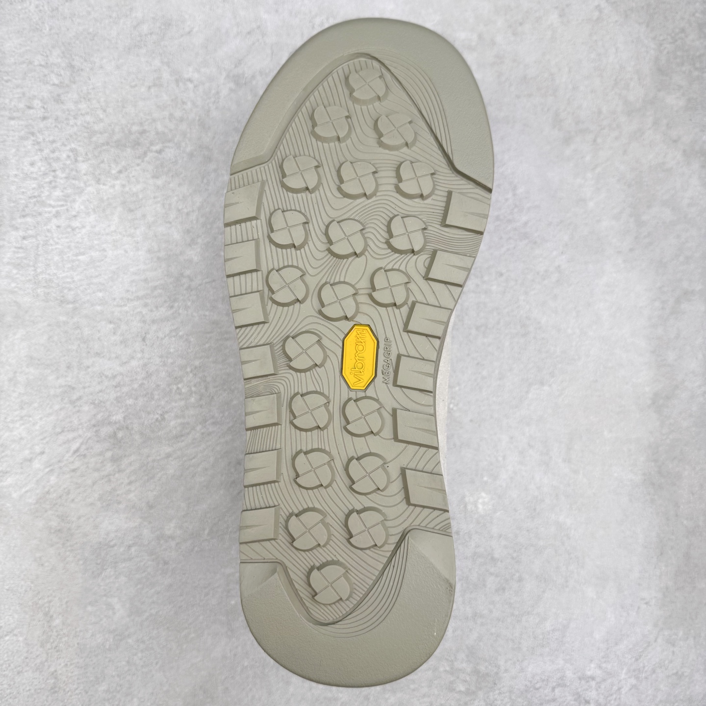 图片[9]-THE NORTH FACE Clyffe 北面舒适百搭 防滑耐磨 低帮 生活休闲鞋 男女同款 North Face于1966年成立，一直致力于为户外运动员的每一次严酷探索提供专业装备。作为全球户外运动领导品牌，The NorthFace以经过专业运动员测试、适应各类户外需求的产品助力探索者不断超越自我，激发人类潜能。The North Face象征着众多山脉中更冷、更值得挑战的北坡。品牌标志则来自Half Dome，一座位于美国加州Yosemite NationalPark（优胜美地国家公园）里的山峰，中文名字取为「北面」，象征着不畏惧的户外探索精神。1997年，The North Face采用全新的宣传标语「Never Stop Exploring探索永不停止」，体现品牌的探索精神，成为品牌的座右铭。尺码：36/45-选品中心