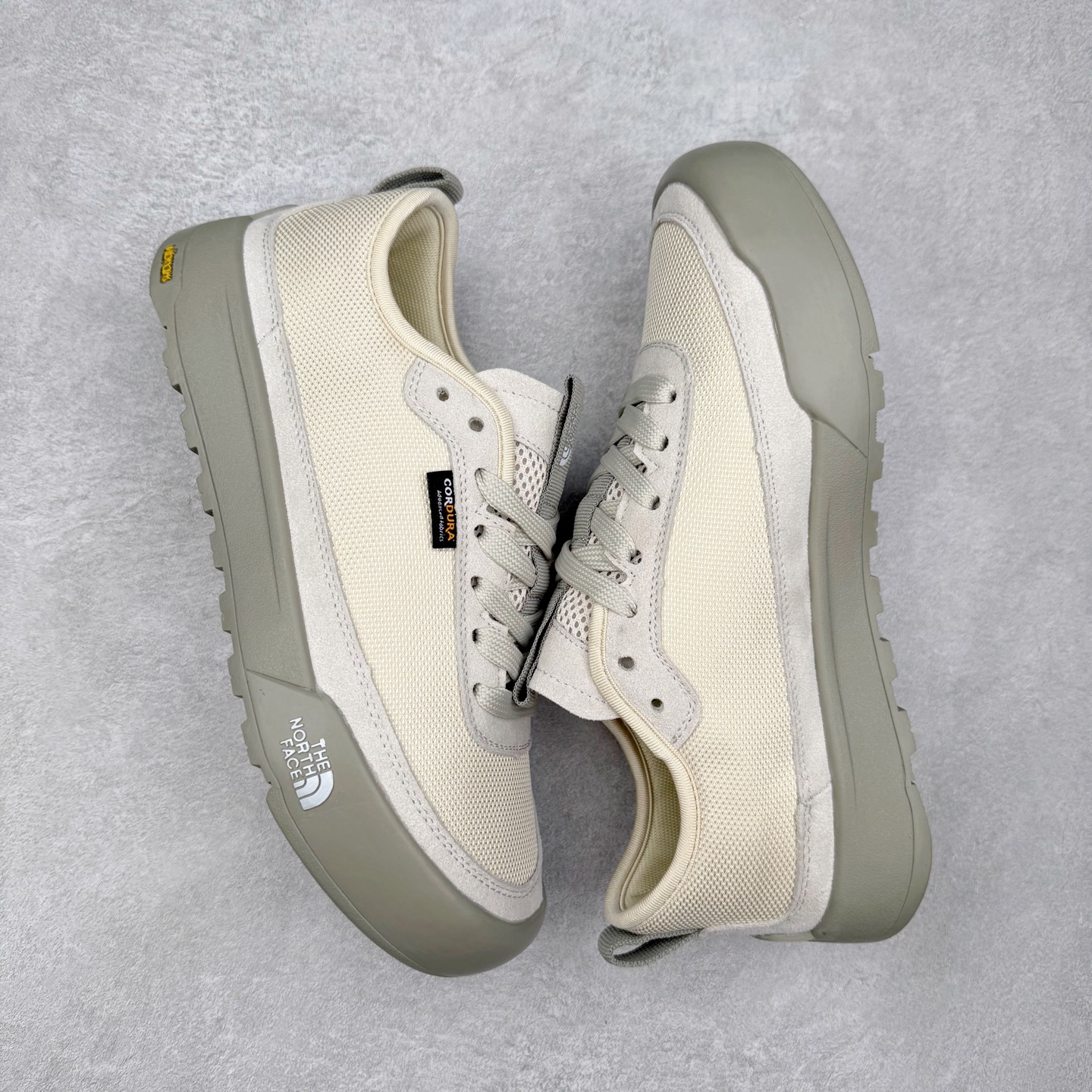 图片[3]-THE NORTH FACE Clyffe 北面舒适百搭 防滑耐磨 低帮 生活休闲鞋 男女同款 North Face于1966年成立，一直致力于为户外运动员的每一次严酷探索提供专业装备。作为全球户外运动领导品牌，The NorthFace以经过专业运动员测试、适应各类户外需求的产品助力探索者不断超越自我，激发人类潜能。The North Face象征着众多山脉中更冷、更值得挑战的北坡。品牌标志则来自Half Dome，一座位于美国加州Yosemite NationalPark（优胜美地国家公园）里的山峰，中文名字取为「北面」，象征着不畏惧的户外探索精神。1997年，The North Face采用全新的宣传标语「Never Stop Exploring探索永不停止」，体现品牌的探索精神，成为品牌的座右铭。尺码：36/45-选品中心