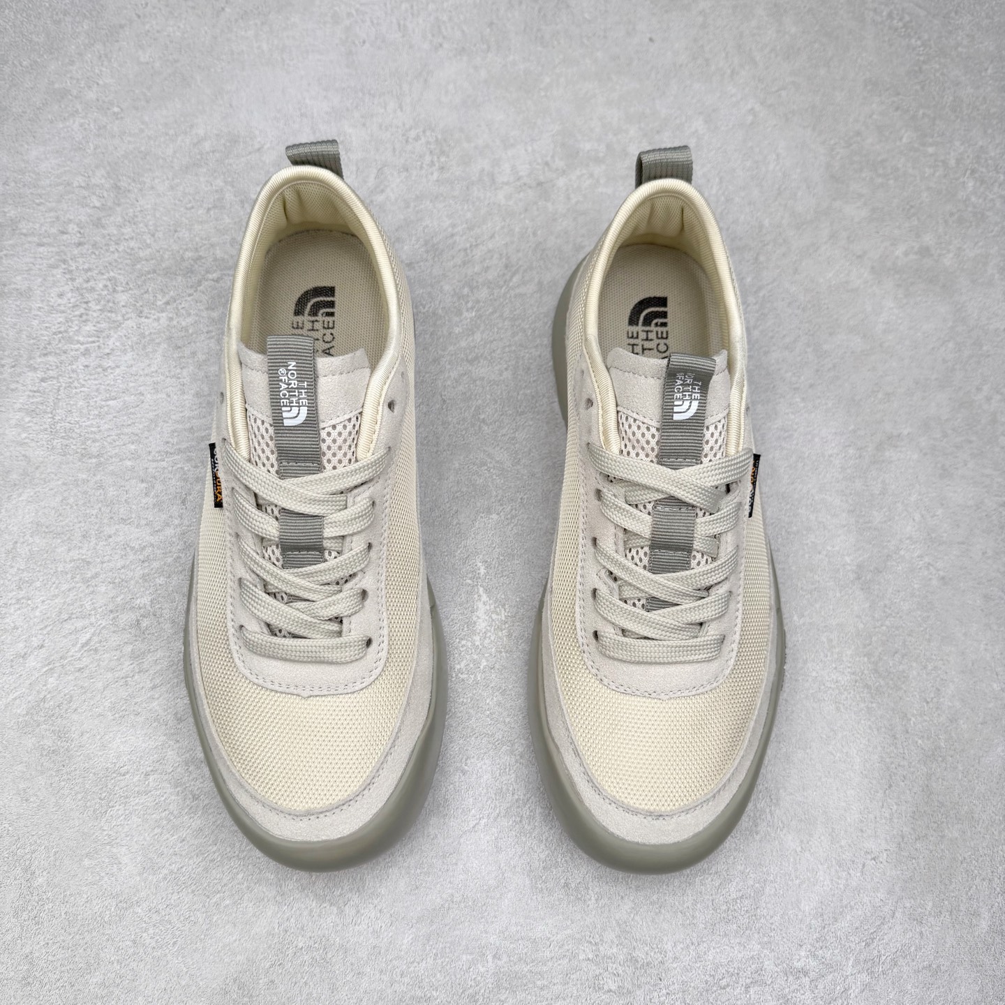 图片[2]-THE NORTH FACE Clyffe 北面舒适百搭 防滑耐磨 低帮 生活休闲鞋 男女同款 North Face于1966年成立，一直致力于为户外运动员的每一次严酷探索提供专业装备。作为全球户外运动领导品牌，The NorthFace以经过专业运动员测试、适应各类户外需求的产品助力探索者不断超越自我，激发人类潜能。The North Face象征着众多山脉中更冷、更值得挑战的北坡。品牌标志则来自Half Dome，一座位于美国加州Yosemite NationalPark（优胜美地国家公园）里的山峰，中文名字取为「北面」，象征着不畏惧的户外探索精神。1997年，The North Face采用全新的宣传标语「Never Stop Exploring探索永不停止」，体现品牌的探索精神，成为品牌的座右铭。尺码：36/45-选品中心