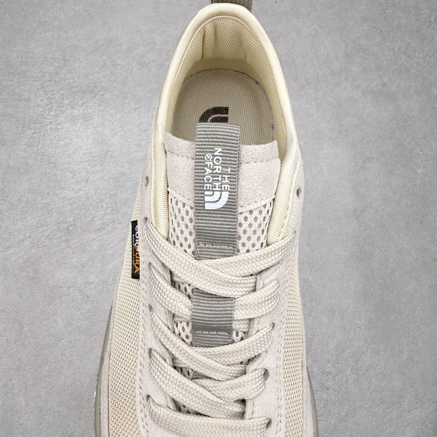 图片[5]-THE NORTH FACE Clyffe 北面舒适百搭 防滑耐磨 低帮 生活休闲鞋 男女同款 North Face于1966年成立，一直致力于为户外运动员的每一次严酷探索提供专业装备。作为全球户外运动领导品牌，The NorthFace以经过专业运动员测试、适应各类户外需求的产品助力探索者不断超越自我，激发人类潜能。The North Face象征着众多山脉中更冷、更值得挑战的北坡。品牌标志则来自Half Dome，一座位于美国加州Yosemite NationalPark（优胜美地国家公园）里的山峰，中文名字取为「北面」，象征着不畏惧的户外探索精神。1997年，The North Face采用全新的宣传标语「Never Stop Exploring探索永不停止」，体现品牌的探索精神，成为品牌的座右铭。尺码：36/45-选品中心