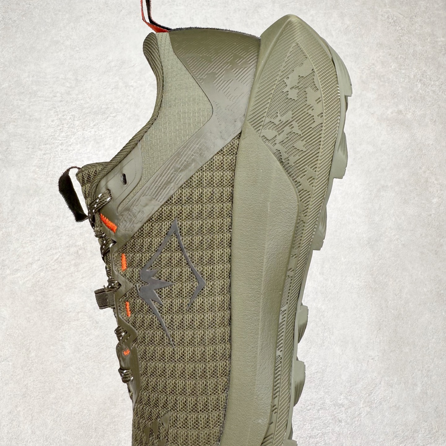 图片[7]-Asics GEL-TRABUCO 13 GTX 亚瑟士舒适百搭轻便透气减震低帮跑步鞋 ASICS（亚瑟士）是日本实业家鬼冢喜八郎创立的跑鞋运动品牌，名字想法源自著名的拉丁谚语“AnimaSana In Corpore Sano”，意为“健全的精神寓于强健的体魄”。正如其名字的含义，ASICS亚瑟士一直坚信保持身体的健康与活力是打造健康快乐的生活方式的最佳途径。亚瑟士的跑鞋、篮球鞋等系列集专业与美貌于一身，拥有极高的热度。2016年，ASICS在“2016年日本最佳全球品牌”排行榜名列第17名。尺码：36 37 37.5 38 39 39.5 40 40.5 41.5 42 42.5 43.5 44 45-选品中心