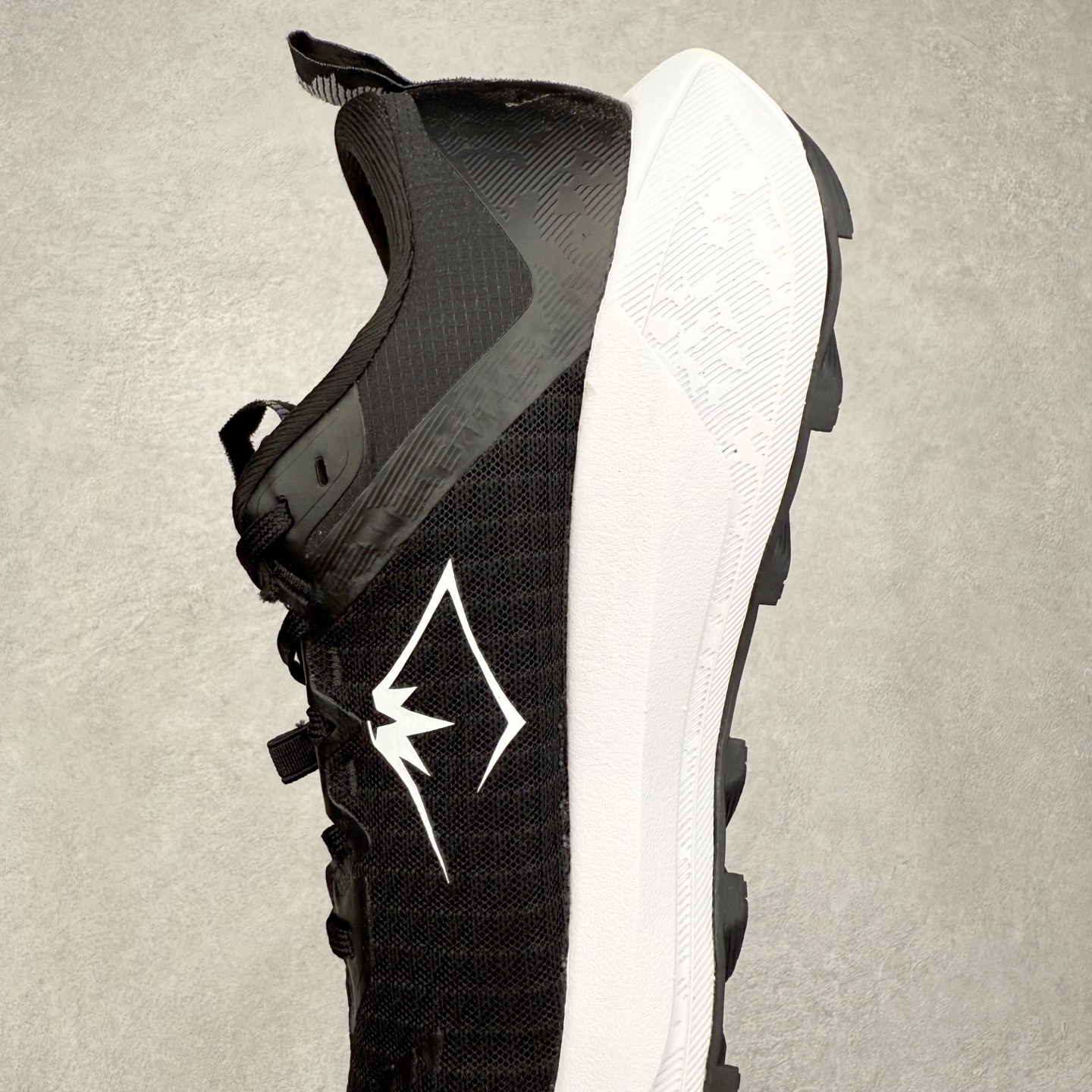 图片[7]-Asics GEL-TRABUCO 13 GTX 亚瑟士舒适百搭轻便透气减震低帮跑步鞋 ASICS（亚瑟士）是日本实业家鬼冢喜八郎创立的跑鞋运动品牌，名字想法源自著名的拉丁谚语“AnimaSana In Corpore Sano”，意为“健全的精神寓于强健的体魄”。正如其名字的含义，ASICS亚瑟士一直坚信保持身体的健康与活力是打造健康快乐的生活方式的最佳途径。亚瑟士的跑鞋、篮球鞋等系列集专业与美貌于一身，拥有极高的热度。2016年，ASICS在“2016年日本最佳全球品牌”排行榜名列第17名。尺码：36 37 37.5 38 39 39.5 40 40.5 41.5 42 42.5 43.5 44 45-选品中心