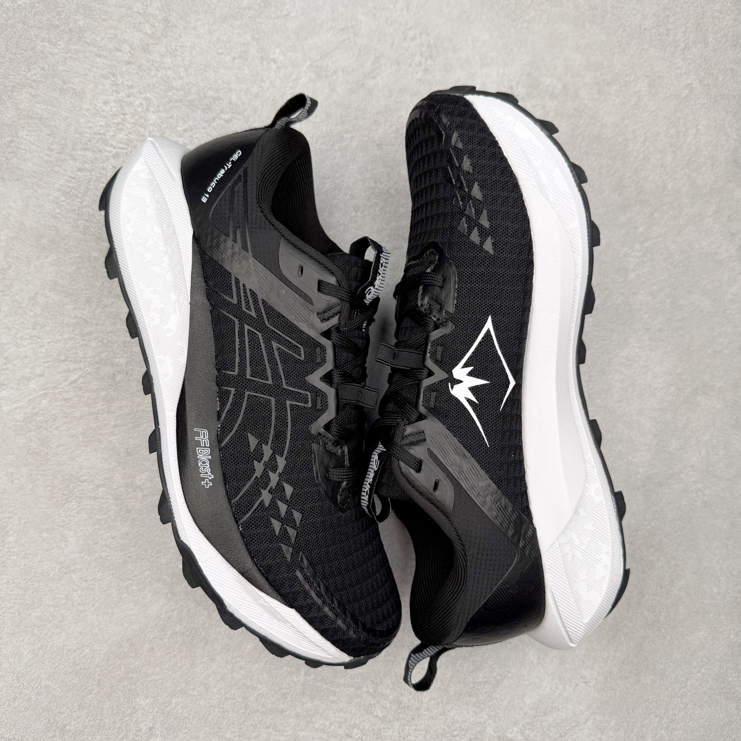 图片[3]-Asics GEL-TRABUCO 13 GTX 亚瑟士舒适百搭轻便透气减震低帮跑步鞋 ASICS（亚瑟士）是日本实业家鬼冢喜八郎创立的跑鞋运动品牌，名字想法源自著名的拉丁谚语“AnimaSana In Corpore Sano”，意为“健全的精神寓于强健的体魄”。正如其名字的含义，ASICS亚瑟士一直坚信保持身体的健康与活力是打造健康快乐的生活方式的最佳途径。亚瑟士的跑鞋、篮球鞋等系列集专业与美貌于一身，拥有极高的热度。2016年，ASICS在“2016年日本最佳全球品牌”排行榜名列第17名。尺码：36 37 37.5 38 39 39.5 40 40.5 41.5 42 42.5 43.5 44 45-选品中心