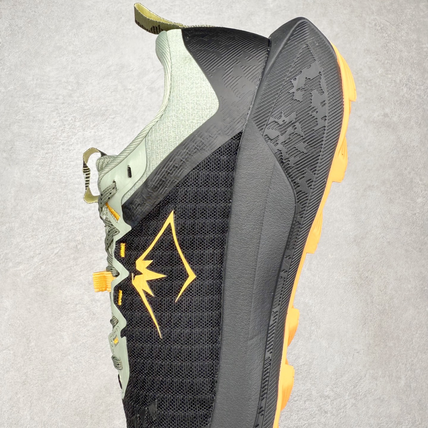 图片[7]-Asics GEL-TRABUCO 13 GTX 亚瑟士舒适百搭轻便透气减震低帮跑步鞋 ASICS（亚瑟士）是日本实业家鬼冢喜八郎创立的跑鞋运动品牌，名字想法源自著名的拉丁谚语“AnimaSana In Corpore Sano”，意为“健全的精神寓于强健的体魄”。正如其名字的含义，ASICS亚瑟士一直坚信保持身体的健康与活力是打造健康快乐的生活方式的最佳途径。亚瑟士的跑鞋、篮球鞋等系列集专业与美貌于一身，拥有极高的热度。2016年，ASICS在“2016年日本最佳全球品牌”排行榜名列第17名。尺码：36 37 37.5 38 39 39.5 40 40.5 41.5 42 42.5 43.5 44 45-选品中心