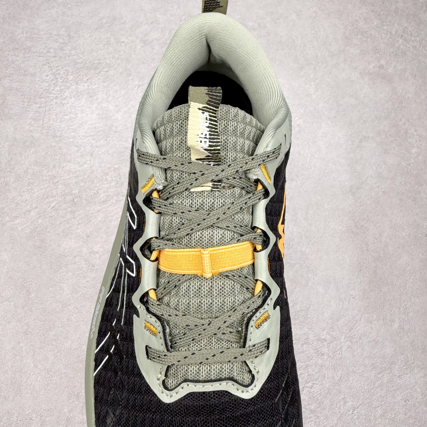 图片[5]-Asics GEL-TRABUCO 13 GTX 亚瑟士舒适百搭轻便透气减震低帮跑步鞋 ASICS（亚瑟士）是日本实业家鬼冢喜八郎创立的跑鞋运动品牌，名字想法源自著名的拉丁谚语“AnimaSana In Corpore Sano”，意为“健全的精神寓于强健的体魄”。正如其名字的含义，ASICS亚瑟士一直坚信保持身体的健康与活力是打造健康快乐的生活方式的最佳途径。亚瑟士的跑鞋、篮球鞋等系列集专业与美貌于一身，拥有极高的热度。2016年，ASICS在“2016年日本最佳全球品牌”排行榜名列第17名。尺码：36 37 37.5 38 39 39.5 40 40.5 41.5 42 42.5 43.5 44 45-选品中心