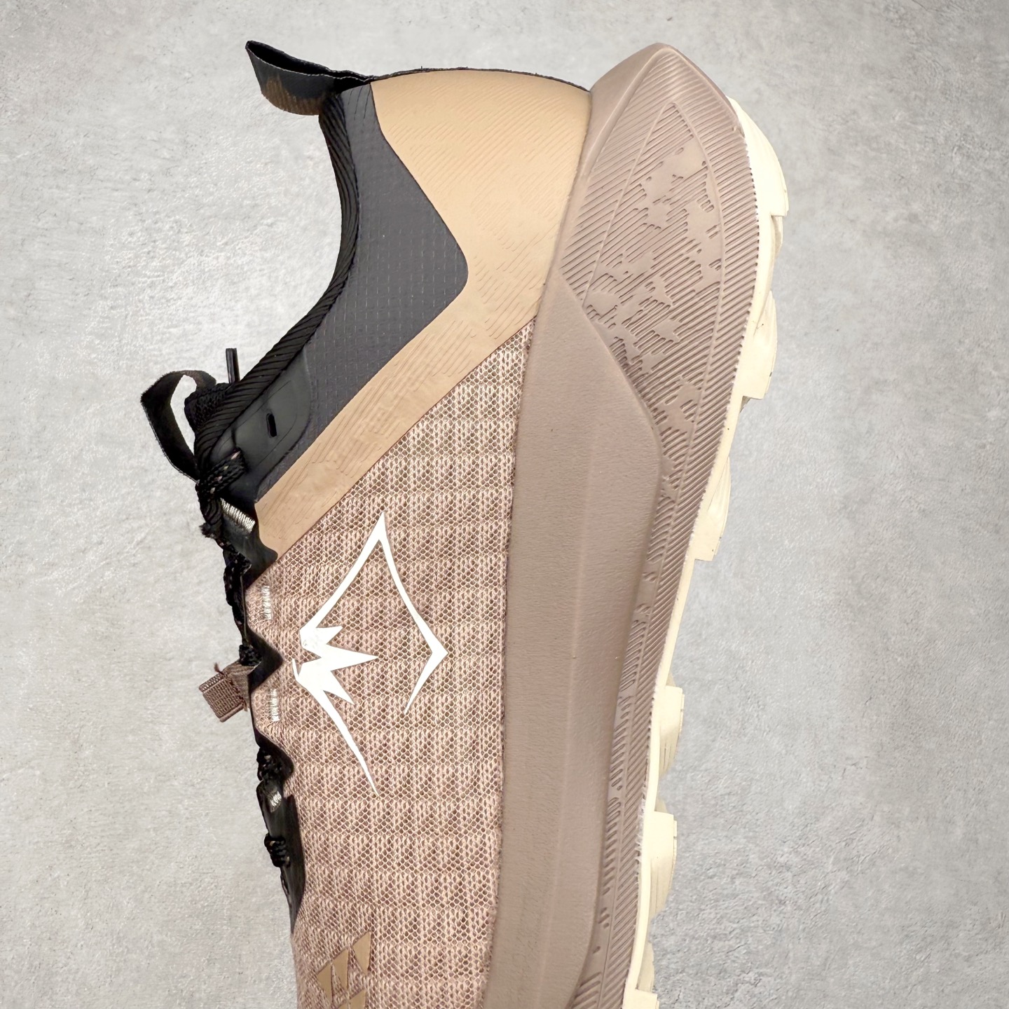 图片[7]-Asics GEL-TRABUCO 13 GTX 亚瑟士舒适百搭轻便透气减震低帮跑步鞋 ASICS（亚瑟士）是日本实业家鬼冢喜八郎创立的跑鞋运动品牌，名字想法源自著名的拉丁谚语“AnimaSana In Corpore Sano”，意为“健全的精神寓于强健的体魄”。正如其名字的含义，ASICS亚瑟士一直坚信保持身体的健康与活力是打造健康快乐的生活方式的最佳途径。亚瑟士的跑鞋、篮球鞋等系列集专业与美貌于一身，拥有极高的热度。2016年，ASICS在“2016年日本最佳全球品牌”排行榜名列第17名。尺码：36 37 37.5 38 39 39.5 40 40.5 41.5 42 42.5 43.5 44 45-选品中心