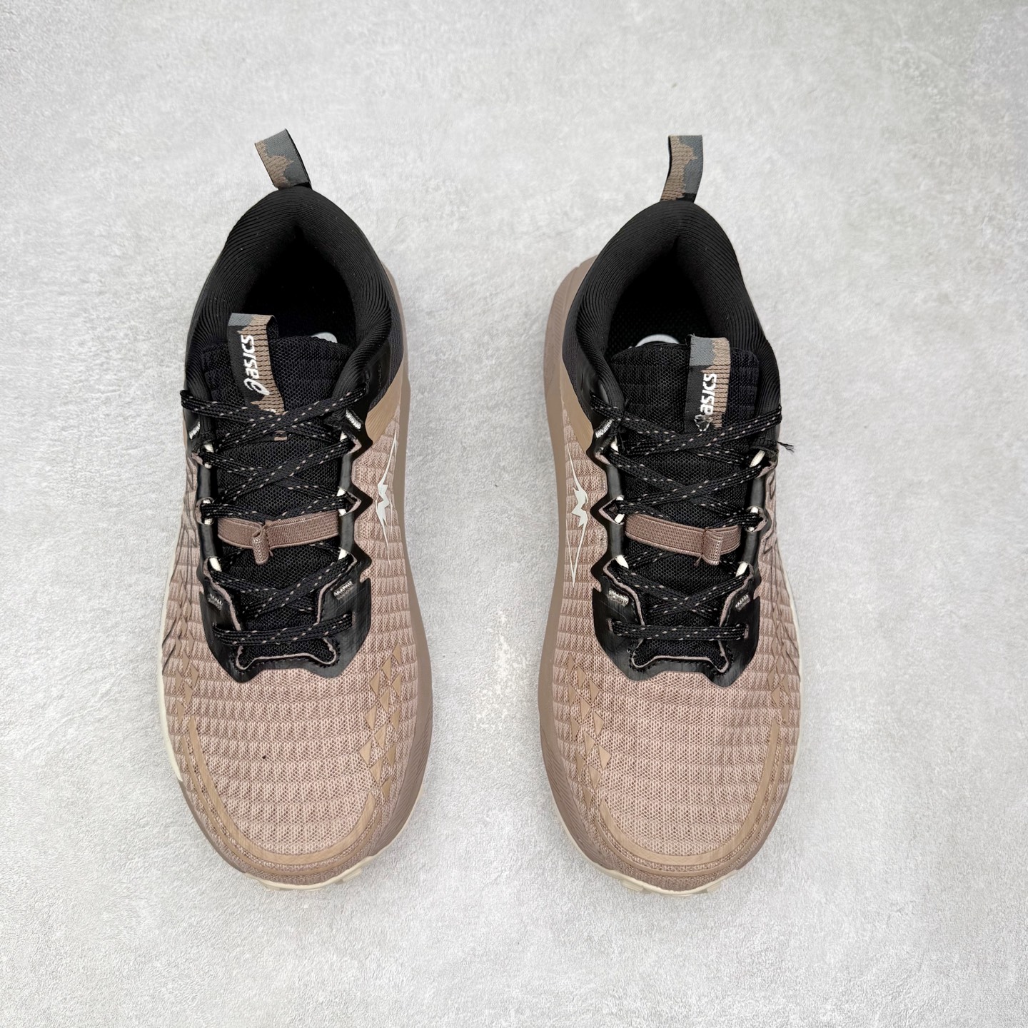 图片[2]-Asics GEL-TRABUCO 13 GTX 亚瑟士舒适百搭轻便透气减震低帮跑步鞋 ASICS（亚瑟士）是日本实业家鬼冢喜八郎创立的跑鞋运动品牌，名字想法源自著名的拉丁谚语“AnimaSana In Corpore Sano”，意为“健全的精神寓于强健的体魄”。正如其名字的含义，ASICS亚瑟士一直坚信保持身体的健康与活力是打造健康快乐的生活方式的最佳途径。亚瑟士的跑鞋、篮球鞋等系列集专业与美貌于一身，拥有极高的热度。2016年，ASICS在“2016年日本最佳全球品牌”排行榜名列第17名。尺码：36 37 37.5 38 39 39.5 40 40.5 41.5 42 42.5 43.5 44 45-选品中心