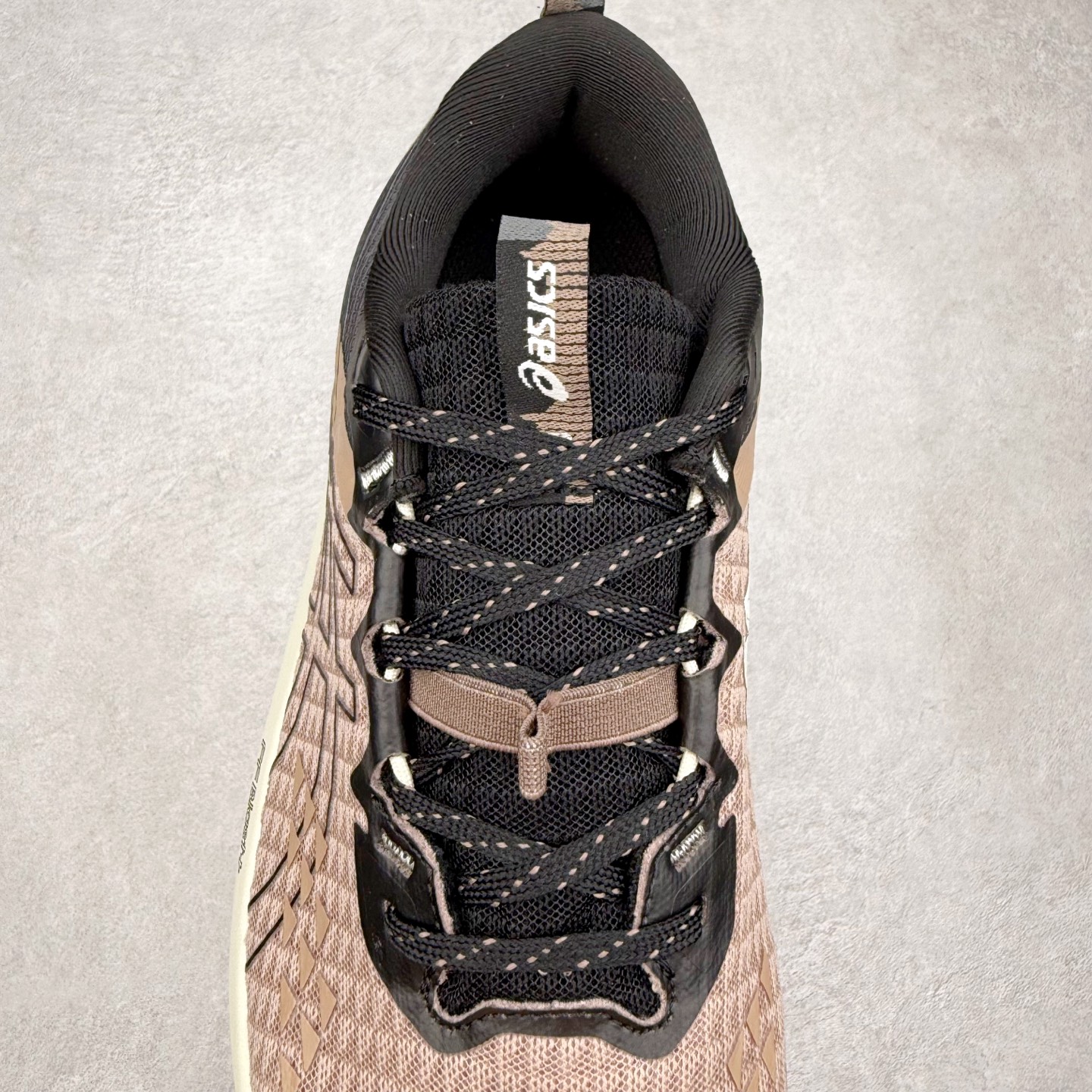 图片[5]-Asics GEL-TRABUCO 13 GTX 亚瑟士舒适百搭轻便透气减震低帮跑步鞋 ASICS（亚瑟士）是日本实业家鬼冢喜八郎创立的跑鞋运动品牌，名字想法源自著名的拉丁谚语“AnimaSana In Corpore Sano”，意为“健全的精神寓于强健的体魄”。正如其名字的含义，ASICS亚瑟士一直坚信保持身体的健康与活力是打造健康快乐的生活方式的最佳途径。亚瑟士的跑鞋、篮球鞋等系列集专业与美貌于一身，拥有极高的热度。2016年，ASICS在“2016年日本最佳全球品牌”排行榜名列第17名。尺码：36 37 37.5 38 39 39.5 40 40.5 41.5 42 42.5 43.5 44 45-选品中心