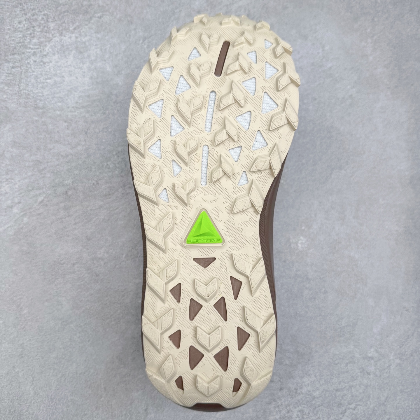 图片[9]-Asics GEL-TRABUCO 13 GTX 亚瑟士舒适百搭轻便透气减震低帮跑步鞋 ASICS（亚瑟士）是日本实业家鬼冢喜八郎创立的跑鞋运动品牌，名字想法源自著名的拉丁谚语“AnimaSana In Corpore Sano”，意为“健全的精神寓于强健的体魄”。正如其名字的含义，ASICS亚瑟士一直坚信保持身体的健康与活力是打造健康快乐的生活方式的最佳途径。亚瑟士的跑鞋、篮球鞋等系列集专业与美貌于一身，拥有极高的热度。2016年，ASICS在“2016年日本最佳全球品牌”排行榜名列第17名。尺码：36 37 37.5 38 39 39.5 40 40.5 41.5 42 42.5 43.5 44 45-选品中心