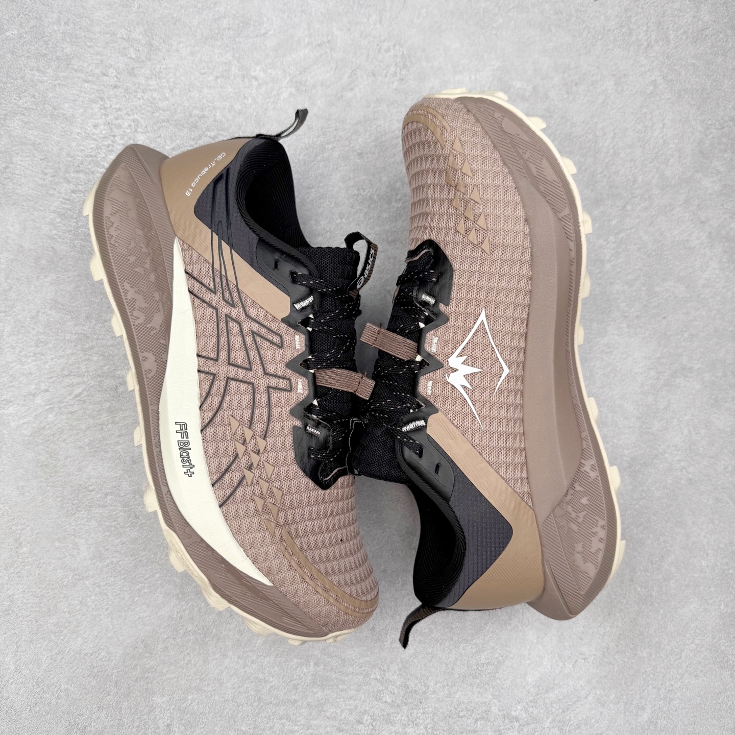 图片[3]-Asics GEL-TRABUCO 13 GTX 亚瑟士舒适百搭轻便透气减震低帮跑步鞋 ASICS（亚瑟士）是日本实业家鬼冢喜八郎创立的跑鞋运动品牌，名字想法源自著名的拉丁谚语“AnimaSana In Corpore Sano”，意为“健全的精神寓于强健的体魄”。正如其名字的含义，ASICS亚瑟士一直坚信保持身体的健康与活力是打造健康快乐的生活方式的最佳途径。亚瑟士的跑鞋、篮球鞋等系列集专业与美貌于一身，拥有极高的热度。2016年，ASICS在“2016年日本最佳全球品牌”排行榜名列第17名。尺码：36 37 37.5 38 39 39.5 40 40.5 41.5 42 42.5 43.5 44 45-选品中心