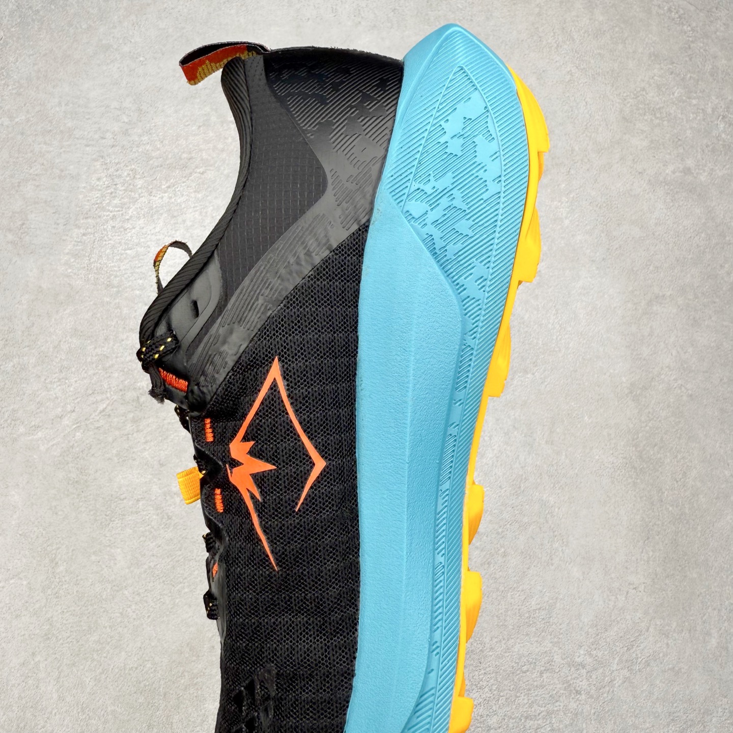 图片[7]-Asics GEL-TRABUCO 13 GTX 亚瑟士舒适百搭轻便透气减震低帮跑步鞋 ASICS（亚瑟士）是日本实业家鬼冢喜八郎创立的跑鞋运动品牌，名字想法源自著名的拉丁谚语“AnimaSana In Corpore Sano”，意为“健全的精神寓于强健的体魄”。正如其名字的含义，ASICS亚瑟士一直坚信保持身体的健康与活力是打造健康快乐的生活方式的最佳途径。亚瑟士的跑鞋、篮球鞋等系列集专业与美貌于一身，拥有极高的热度。2016年，ASICS在“2016年日本最佳全球品牌”排行榜名列第17名。尺码：36 37 37.5 38 39 39.5 40 40.5 41.5 42 42.5 43.5 44 45-选品中心