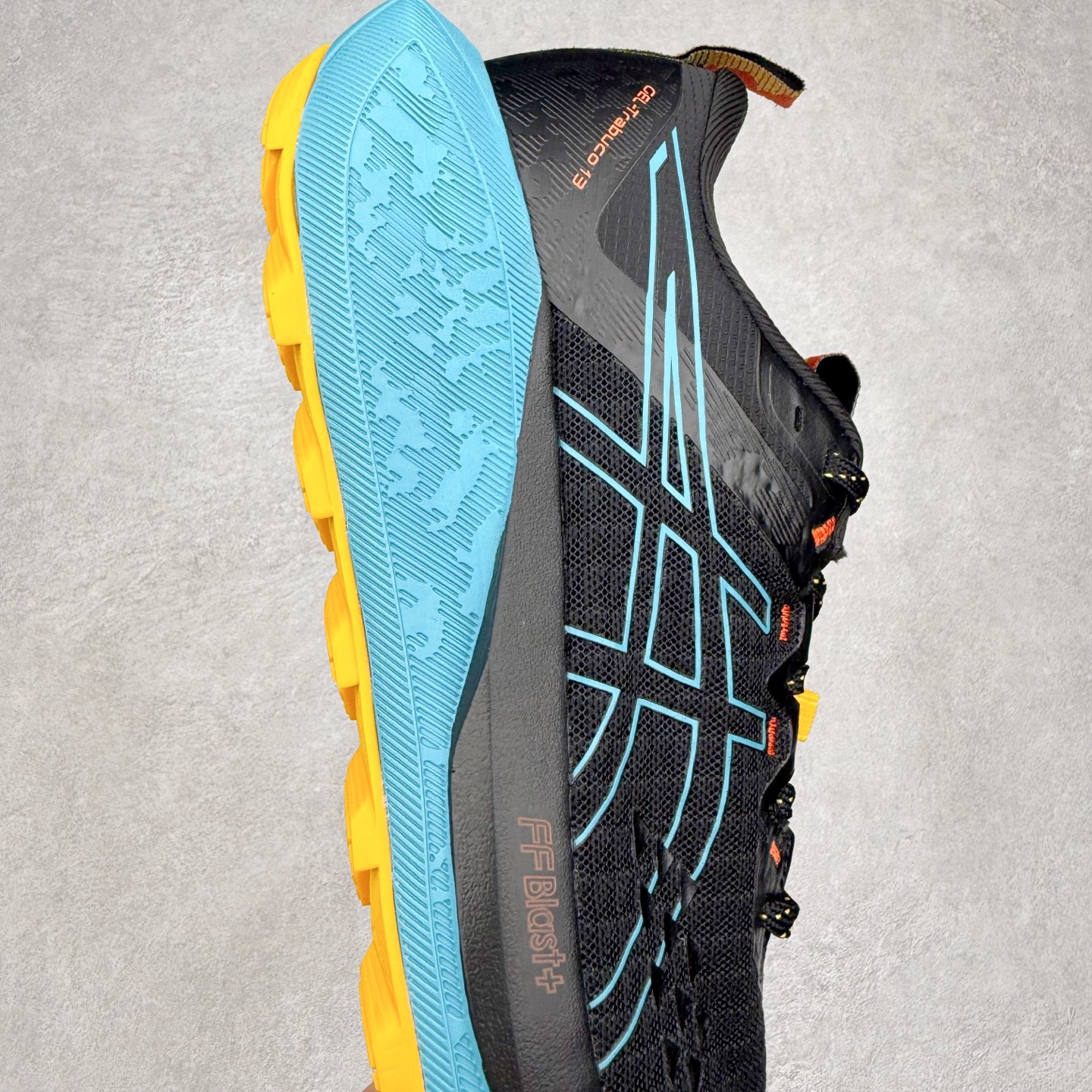 图片[6]-Asics GEL-TRABUCO 13 GTX 亚瑟士舒适百搭轻便透气减震低帮跑步鞋 ASICS（亚瑟士）是日本实业家鬼冢喜八郎创立的跑鞋运动品牌，名字想法源自著名的拉丁谚语“AnimaSana In Corpore Sano”，意为“健全的精神寓于强健的体魄”。正如其名字的含义，ASICS亚瑟士一直坚信保持身体的健康与活力是打造健康快乐的生活方式的最佳途径。亚瑟士的跑鞋、篮球鞋等系列集专业与美貌于一身，拥有极高的热度。2016年，ASICS在“2016年日本最佳全球品牌”排行榜名列第17名。尺码：36 37 37.5 38 39 39.5 40 40.5 41.5 42 42.5 43.5 44 45-选品中心