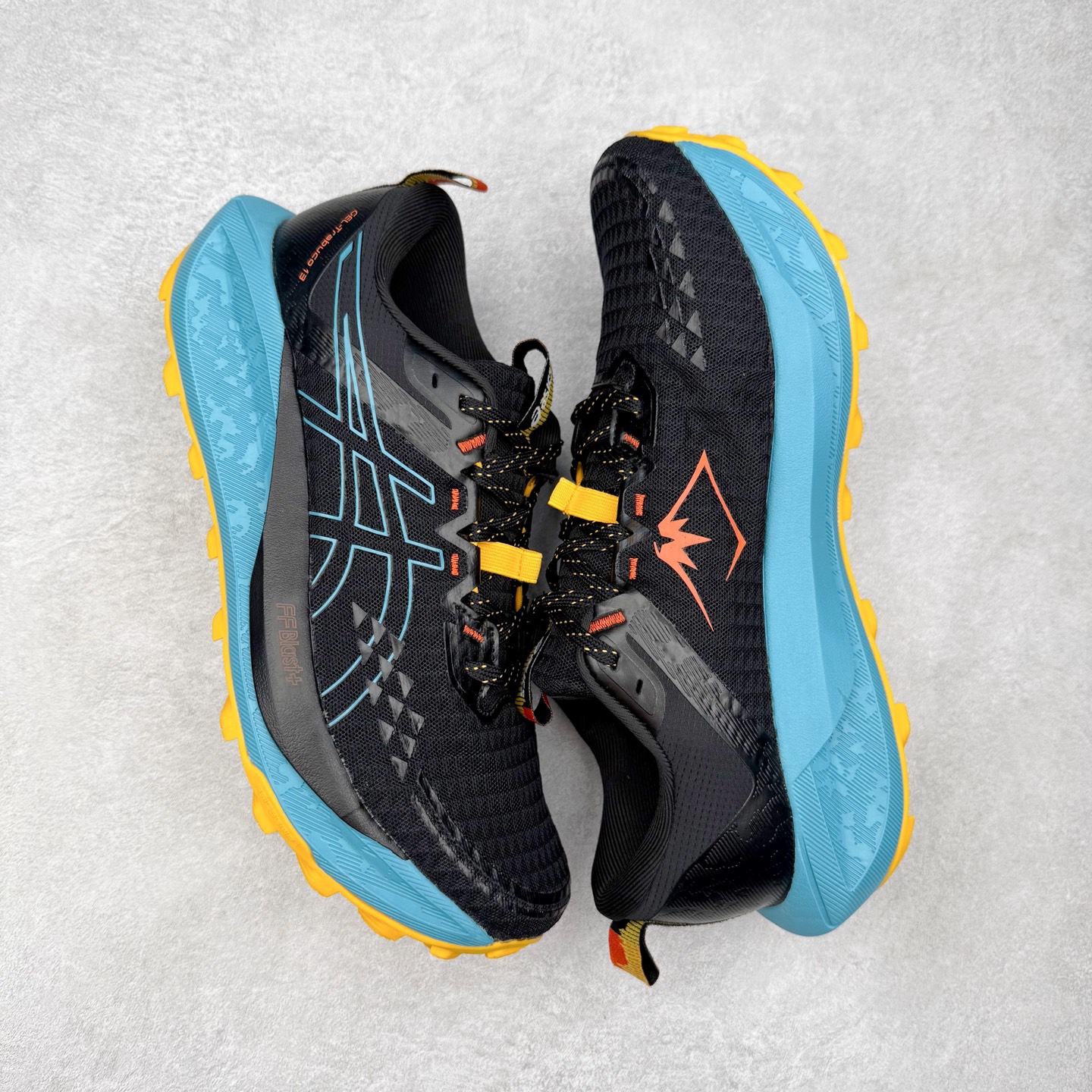 图片[3]-Asics GEL-TRABUCO 13 GTX 亚瑟士舒适百搭轻便透气减震低帮跑步鞋 ASICS（亚瑟士）是日本实业家鬼冢喜八郎创立的跑鞋运动品牌，名字想法源自著名的拉丁谚语“AnimaSana In Corpore Sano”，意为“健全的精神寓于强健的体魄”。正如其名字的含义，ASICS亚瑟士一直坚信保持身体的健康与活力是打造健康快乐的生活方式的最佳途径。亚瑟士的跑鞋、篮球鞋等系列集专业与美貌于一身，拥有极高的热度。2016年，ASICS在“2016年日本最佳全球品牌”排行榜名列第17名。尺码：36 37 37.5 38 39 39.5 40 40.5 41.5 42 42.5 43.5 44 45-选品中心