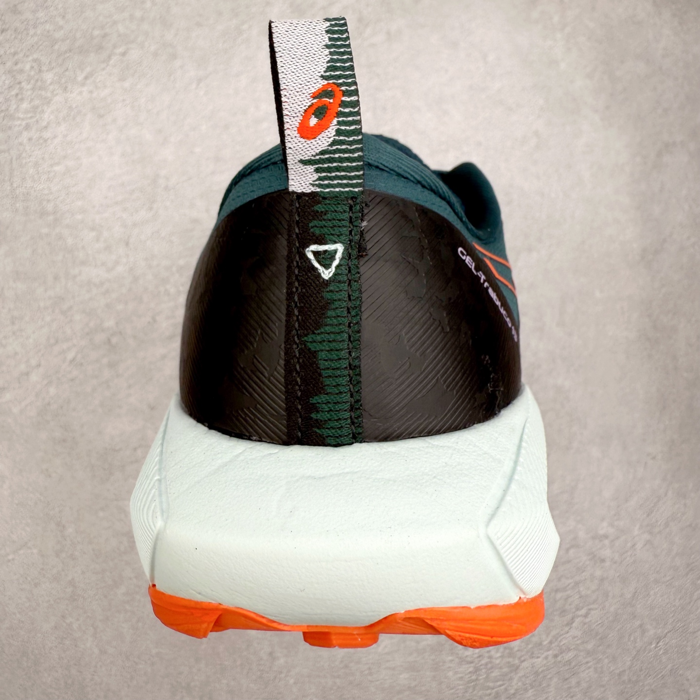 图片[8]-Asics GEL-TRABUCO 13 GTX 亚瑟士舒适百搭轻便透气减震低帮跑步鞋 ASICS（亚瑟士）是日本实业家鬼冢喜八郎创立的跑鞋运动品牌，名字想法源自著名的拉丁谚语“AnimaSana In Corpore Sano”，意为“健全的精神寓于强健的体魄”。正如其名字的含义，ASICS亚瑟士一直坚信保持身体的健康与活力是打造健康快乐的生活方式的最佳途径。亚瑟士的跑鞋、篮球鞋等系列集专业与美貌于一身，拥有极高的热度。2016年，ASICS在“2016年日本最佳全球品牌”排行榜名列第17名。尺码：36 37 37.5 38 39 39.5 40 40.5 41.5 42 42.5 43.5 44 45-选品中心