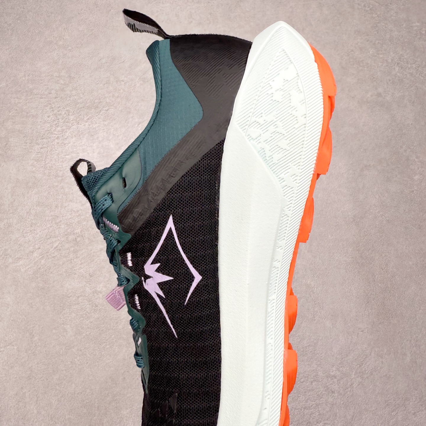 图片[7]-Asics GEL-TRABUCO 13 GTX 亚瑟士舒适百搭轻便透气减震低帮跑步鞋 ASICS（亚瑟士）是日本实业家鬼冢喜八郎创立的跑鞋运动品牌，名字想法源自著名的拉丁谚语“AnimaSana In Corpore Sano”，意为“健全的精神寓于强健的体魄”。正如其名字的含义，ASICS亚瑟士一直坚信保持身体的健康与活力是打造健康快乐的生活方式的最佳途径。亚瑟士的跑鞋、篮球鞋等系列集专业与美貌于一身，拥有极高的热度。2016年，ASICS在“2016年日本最佳全球品牌”排行榜名列第17名。尺码：36 37 37.5 38 39 39.5 40 40.5 41.5 42 42.5 43.5 44 45-选品中心