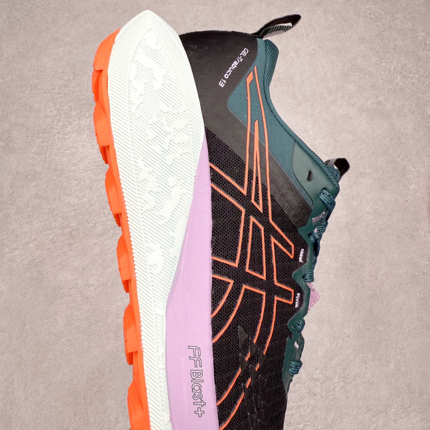 图片[6]-Asics GEL-TRABUCO 13 GTX 亚瑟士舒适百搭轻便透气减震低帮跑步鞋 ASICS（亚瑟士）是日本实业家鬼冢喜八郎创立的跑鞋运动品牌，名字想法源自著名的拉丁谚语“AnimaSana In Corpore Sano”，意为“健全的精神寓于强健的体魄”。正如其名字的含义，ASICS亚瑟士一直坚信保持身体的健康与活力是打造健康快乐的生活方式的最佳途径。亚瑟士的跑鞋、篮球鞋等系列集专业与美貌于一身，拥有极高的热度。2016年，ASICS在“2016年日本最佳全球品牌”排行榜名列第17名。尺码：36 37 37.5 38 39 39.5 40 40.5 41.5 42 42.5 43.5 44 45-选品中心