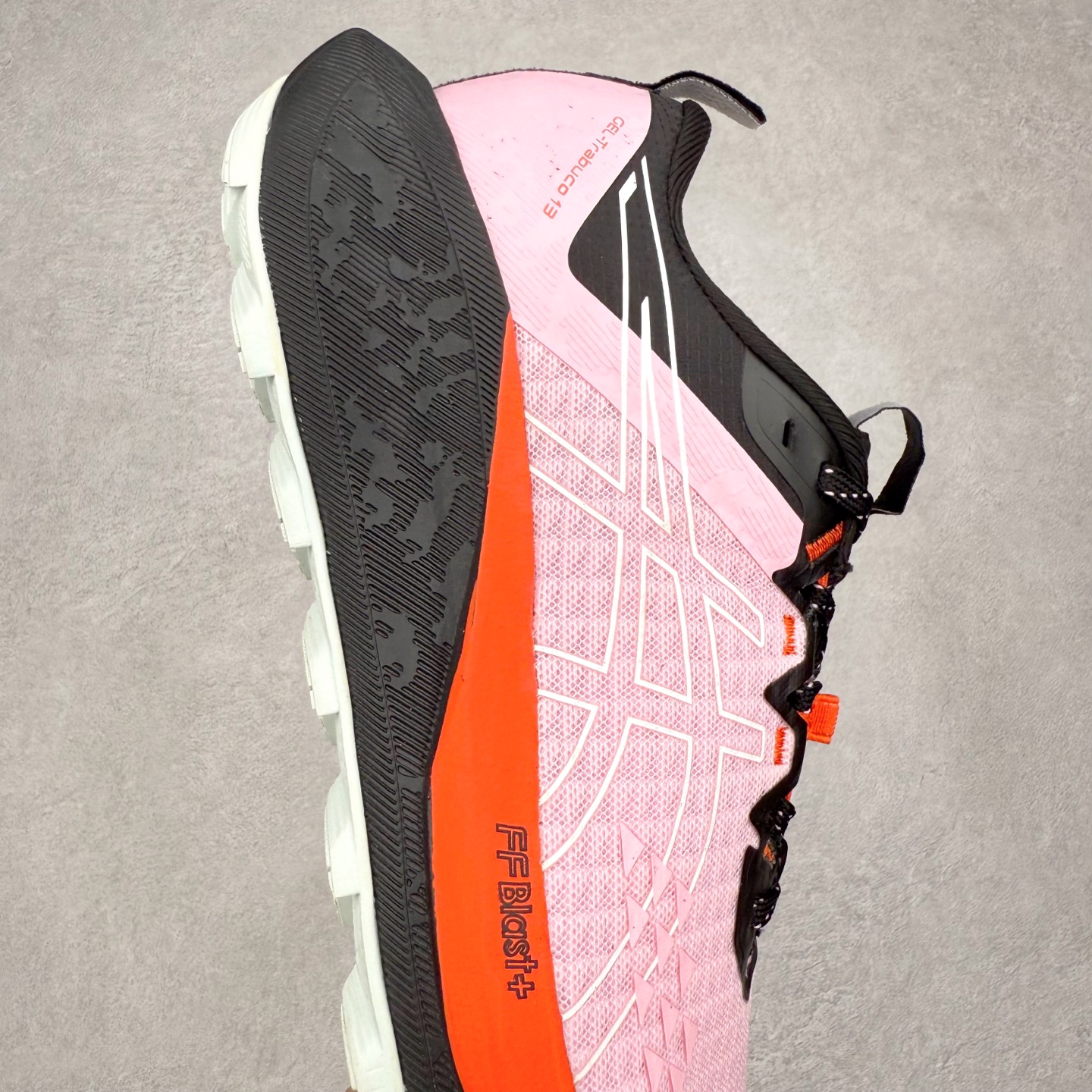 图片[6]-Asics GEL-TRABUCO 13 GTX 亚瑟士舒适百搭轻便透气减震低帮跑步鞋 ASICS（亚瑟士）是日本实业家鬼冢喜八郎创立的跑鞋运动品牌，名字想法源自著名的拉丁谚语“AnimaSana In Corpore Sano”，意为“健全的精神寓于强健的体魄”。正如其名字的含义，ASICS亚瑟士一直坚信保持身体的健康与活力是打造健康快乐的生活方式的最佳途径。亚瑟士的跑鞋、篮球鞋等系列集专业与美貌于一身，拥有极高的热度。2016年，ASICS在“2016年日本最佳全球品牌”排行榜名列第17名。尺码：36 37 37.5 38 39 39.5 40 40.5 41.5 42 42.5 43.5 44 45-选品中心