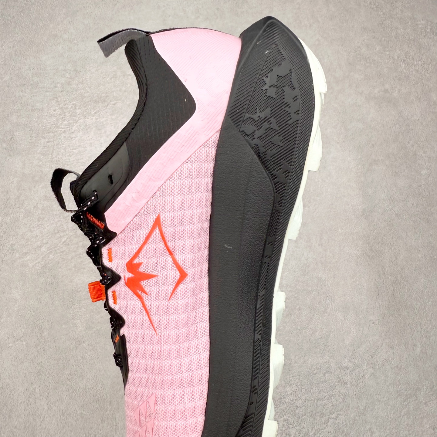 图片[7]-Asics GEL-TRABUCO 13 GTX 亚瑟士舒适百搭轻便透气减震低帮跑步鞋 ASICS（亚瑟士）是日本实业家鬼冢喜八郎创立的跑鞋运动品牌，名字想法源自著名的拉丁谚语“AnimaSana In Corpore Sano”，意为“健全的精神寓于强健的体魄”。正如其名字的含义，ASICS亚瑟士一直坚信保持身体的健康与活力是打造健康快乐的生活方式的最佳途径。亚瑟士的跑鞋、篮球鞋等系列集专业与美貌于一身，拥有极高的热度。2016年，ASICS在“2016年日本最佳全球品牌”排行榜名列第17名。尺码：36 37 37.5 38 39 39.5 40 40.5 41.5 42 42.5 43.5 44 45-选品中心