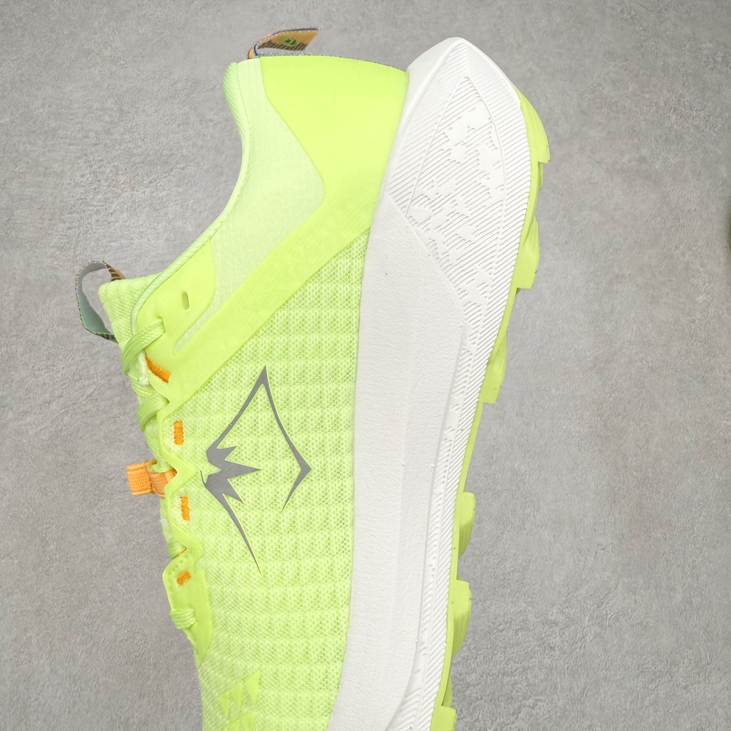 图片[7]-Asics GEL-TRABUCO 13 GTX 亚瑟士舒适百搭轻便透气减震低帮跑步鞋 ASICS（亚瑟士）是日本实业家鬼冢喜八郎创立的跑鞋运动品牌，名字想法源自著名的拉丁谚语“AnimaSana In Corpore Sano”，意为“健全的精神寓于强健的体魄”。正如其名字的含义，ASICS亚瑟士一直坚信保持身体的健康与活力是打造健康快乐的生活方式的最佳途径。亚瑟士的跑鞋、篮球鞋等系列集专业与美貌于一身，拥有极高的热度。2016年，ASICS在“2016年日本最佳全球品牌”排行榜名列第17名。尺码：36 37 37.5 38 39 39.5 40 40.5 41.5 42 42.5 43.5 44 45-选品中心