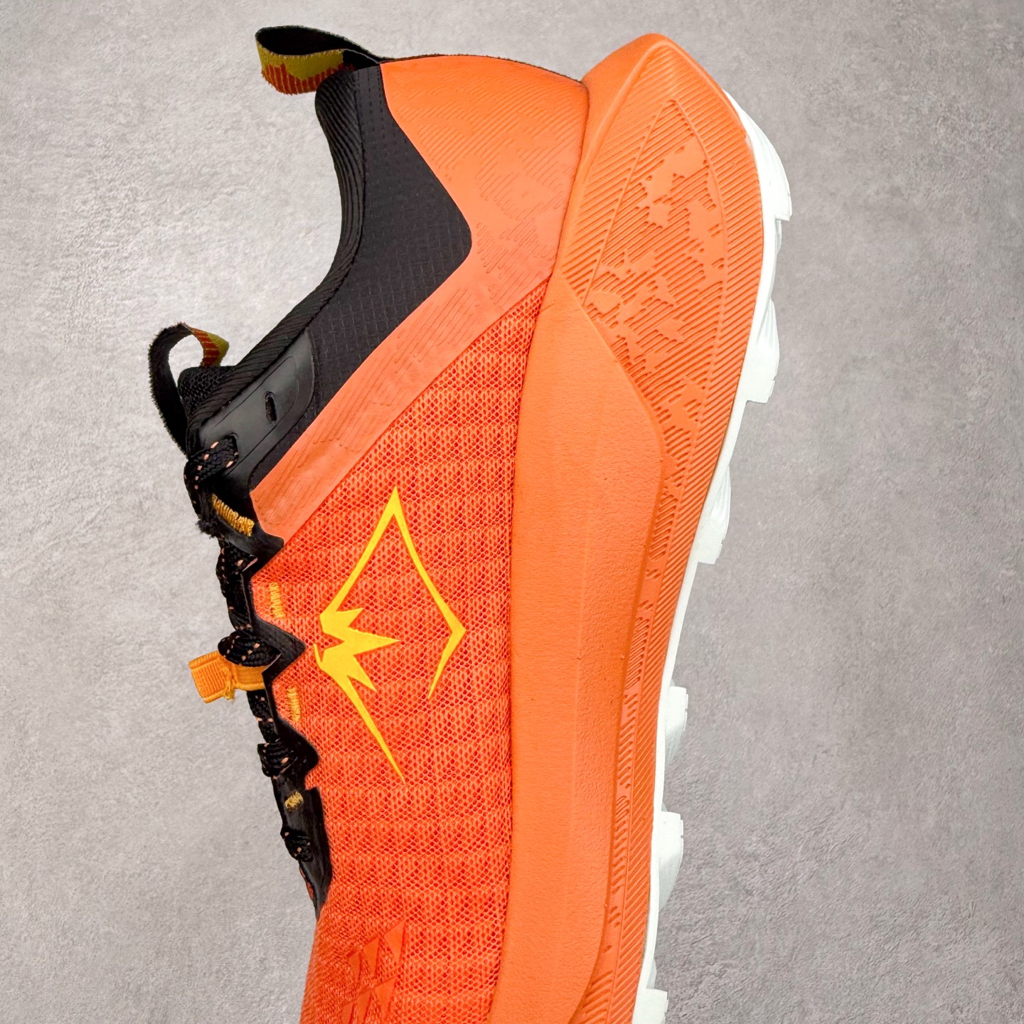 图片[7]-Asics GEL-TRABUCO 13 GTX 亚瑟士舒适百搭轻便透气减震低帮跑步鞋 ASICS（亚瑟士）是日本实业家鬼冢喜八郎创立的跑鞋运动品牌，名字想法源自著名的拉丁谚语“AnimaSana In Corpore Sano”，意为“健全的精神寓于强健的体魄”。正如其名字的含义，ASICS亚瑟士一直坚信保持身体的健康与活力是打造健康快乐的生活方式的最佳途径。亚瑟士的跑鞋、篮球鞋等系列集专业与美貌于一身，拥有极高的热度。2016年，ASICS在“2016年日本最佳全球品牌”排行榜名列第17名。尺码：36 37 37.5 38 39 39.5 40 40.5 41.5 42 42.5 43.5 44 45-选品中心