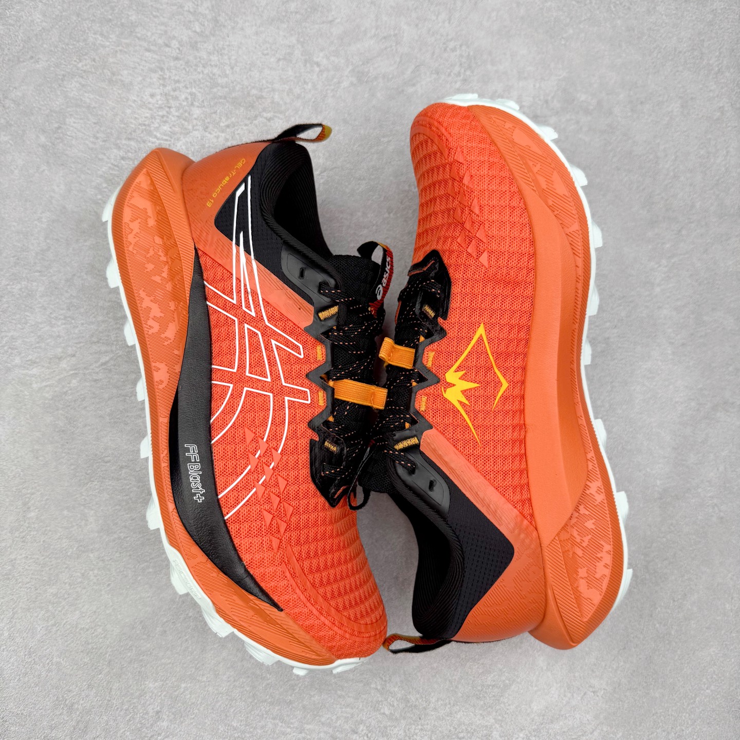 图片[3]-Asics GEL-TRABUCO 13 GTX 亚瑟士舒适百搭轻便透气减震低帮跑步鞋 ASICS（亚瑟士）是日本实业家鬼冢喜八郎创立的跑鞋运动品牌，名字想法源自著名的拉丁谚语“AnimaSana In Corpore Sano”，意为“健全的精神寓于强健的体魄”。正如其名字的含义，ASICS亚瑟士一直坚信保持身体的健康与活力是打造健康快乐的生活方式的最佳途径。亚瑟士的跑鞋、篮球鞋等系列集专业与美貌于一身，拥有极高的热度。2016年，ASICS在“2016年日本最佳全球品牌”排行榜名列第17名。尺码：36 37 37.5 38 39 39.5 40 40.5 41.5 42 42.5 43.5 44 45-选品中心