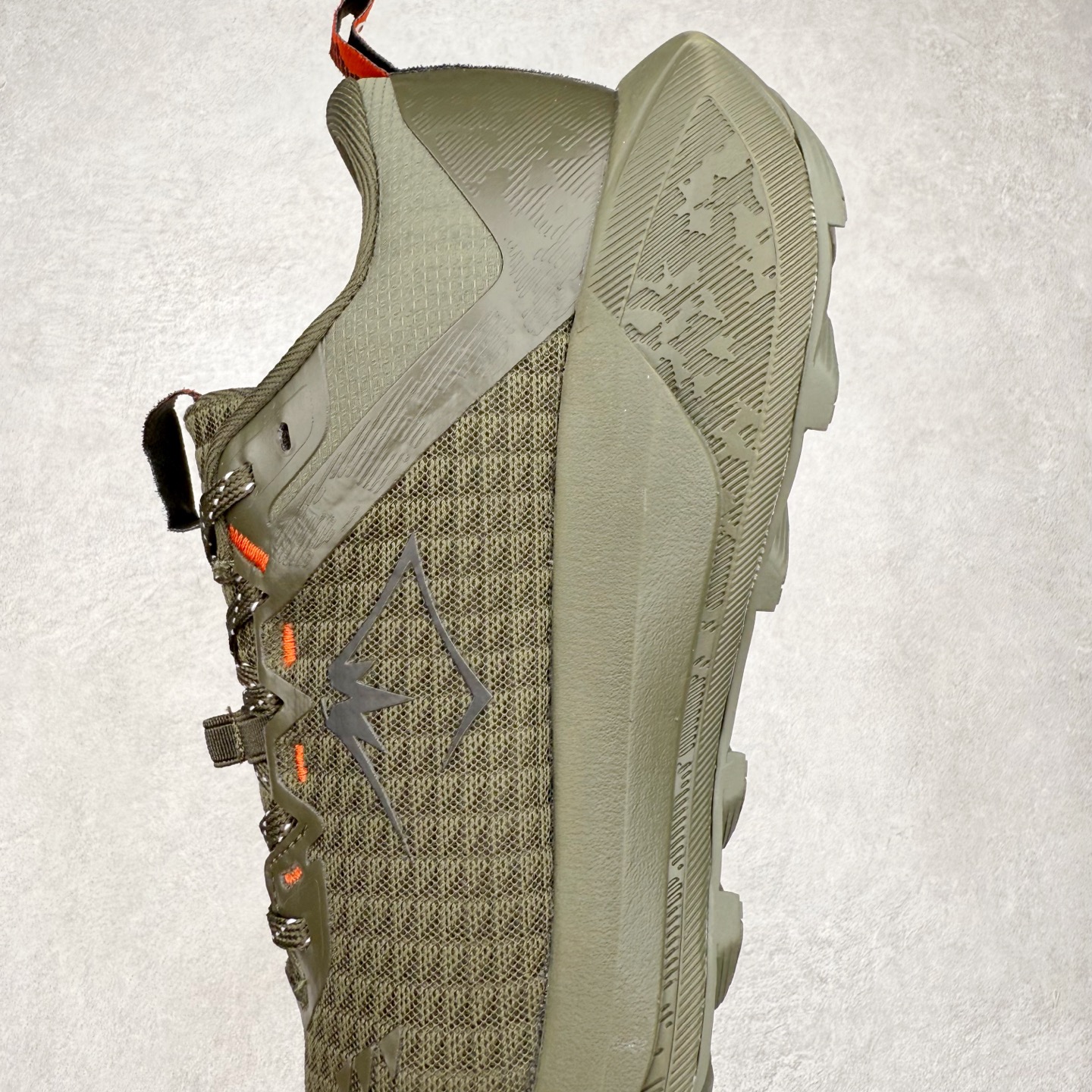 图片[7]-Asics GEL-TRABUCO 13 GTX 亚瑟士舒适百搭轻便透气减震低帮跑步鞋 ASICS（亚瑟士）是日本实业家鬼冢喜八郎创立的跑鞋运动品牌，名字想法源自著名的拉丁谚语“AnimaSana In Corpore Sano”，意为“健全的精神寓于强健的体魄”。正如其名字的含义，ASICS亚瑟士一直坚信保持身体的健康与活力是打造健康快乐的生活方式的最佳途径。亚瑟士的跑鞋、篮球鞋等系列集专业与美貌于一身，拥有极高的热度。2016年，ASICS在“2016年日本最佳全球品牌”排行榜名列第17名。尺码：36 37 37.5 38 39 39.5 40 40.5 41.5 42 42.5 43.5 44 45-选品中心