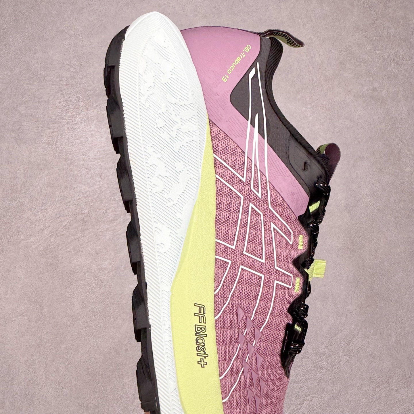 图片[6]-Asics GEL-TRABUCO 13 GTX 亚瑟士舒适百搭轻便透气减震低帮跑步鞋 ASICS（亚瑟士）是日本实业家鬼冢喜八郎创立的跑鞋运动品牌，名字想法源自著名的拉丁谚语“AnimaSana In Corpore Sano”，意为“健全的精神寓于强健的体魄”。正如其名字的含义，ASICS亚瑟士一直坚信保持身体的健康与活力是打造健康快乐的生活方式的最佳途径。亚瑟士的跑鞋、篮球鞋等系列集专业与美貌于一身，拥有极高的热度。2016年，ASICS在“2016年日本最佳全球品牌”排行榜名列第17名。尺码：36 37 37.5 38 39 39.5 40 40.5 41.5 42 42.5 43.5 44 45-选品中心