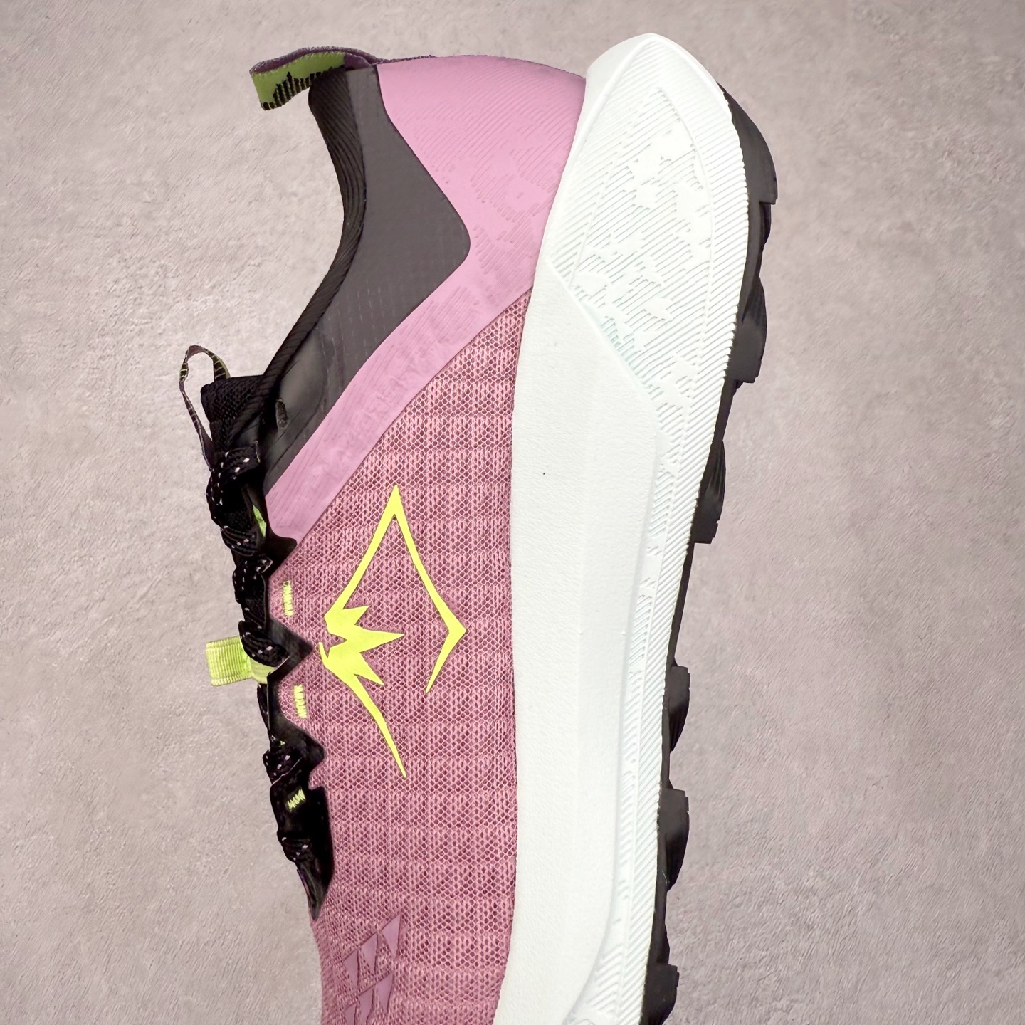 图片[7]-Asics GEL-TRABUCO 13 GTX 亚瑟士舒适百搭轻便透气减震低帮跑步鞋 ASICS（亚瑟士）是日本实业家鬼冢喜八郎创立的跑鞋运动品牌，名字想法源自著名的拉丁谚语“AnimaSana In Corpore Sano”，意为“健全的精神寓于强健的体魄”。正如其名字的含义，ASICS亚瑟士一直坚信保持身体的健康与活力是打造健康快乐的生活方式的最佳途径。亚瑟士的跑鞋、篮球鞋等系列集专业与美貌于一身，拥有极高的热度。2016年，ASICS在“2016年日本最佳全球品牌”排行榜名列第17名。尺码：36 37 37.5 38 39 39.5 40 40.5 41.5 42 42.5 43.5 44 45-选品中心