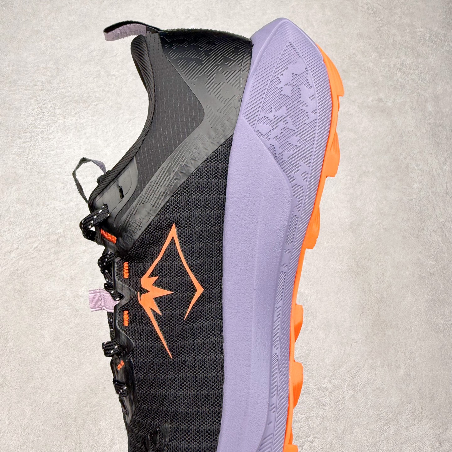 图片[7]-Asics GEL-TRABUCO 13 GTX 亚瑟士舒适百搭轻便透气减震低帮跑步鞋 ASICS（亚瑟士）是日本实业家鬼冢喜八郎创立的跑鞋运动品牌，名字想法源自著名的拉丁谚语“AnimaSana In Corpore Sano”，意为“健全的精神寓于强健的体魄”。正如其名字的含义，ASICS亚瑟士一直坚信保持身体的健康与活力是打造健康快乐的生活方式的最佳途径。亚瑟士的跑鞋、篮球鞋等系列集专业与美貌于一身，拥有极高的热度。2016年，ASICS在“2016年日本最佳全球品牌”排行榜名列第17名。尺码：36 37 37.5 38 39 39.5 40 40.5 41.5 42 42.5 43.5 44 45-选品中心