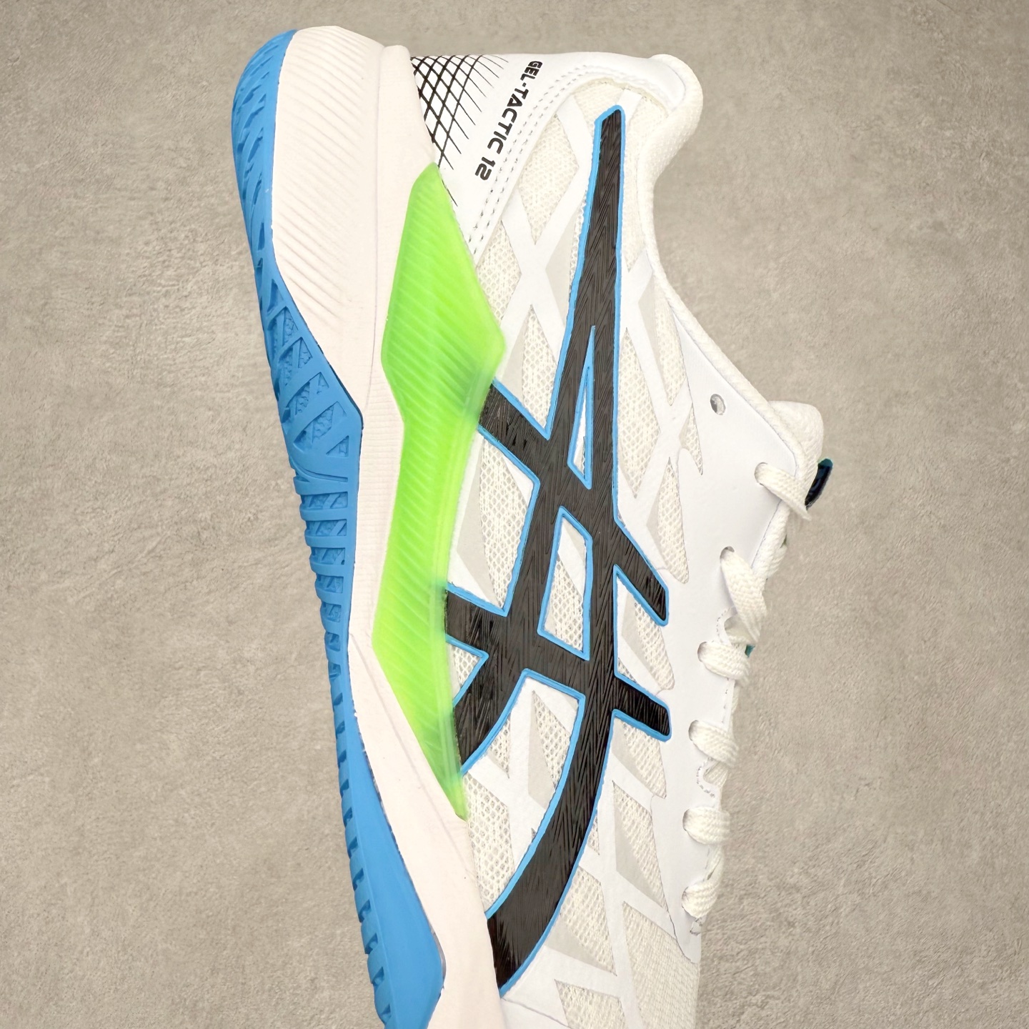 图片[6]-Asics Gel-Tactic 12 舒适时尚织物透气低帮跑步鞋 ASICS（亚瑟士）是日本实业家鬼冢喜八郎创立的跑鞋运动品牌，名字想法源自著名的拉丁谚语“AnimaSana In Corpore Sano”，意为“健全的精神寓于强健的体魄”。正如其名字的含义，ASICS亚瑟士一直坚信保持身体的健康与活力是打造健康快乐的生活方式的最佳途径。亚瑟士的跑鞋、篮球鞋等系列集专业与美貌于一身，拥有极高的热度。2016年，ASICS在“2016年日本最佳全球品牌”排行榜名列第17名。尺码：36 37 37.5 38 39 39.5 40 40.5 41.5 42 42.5 43.5 44 45-选品中心
