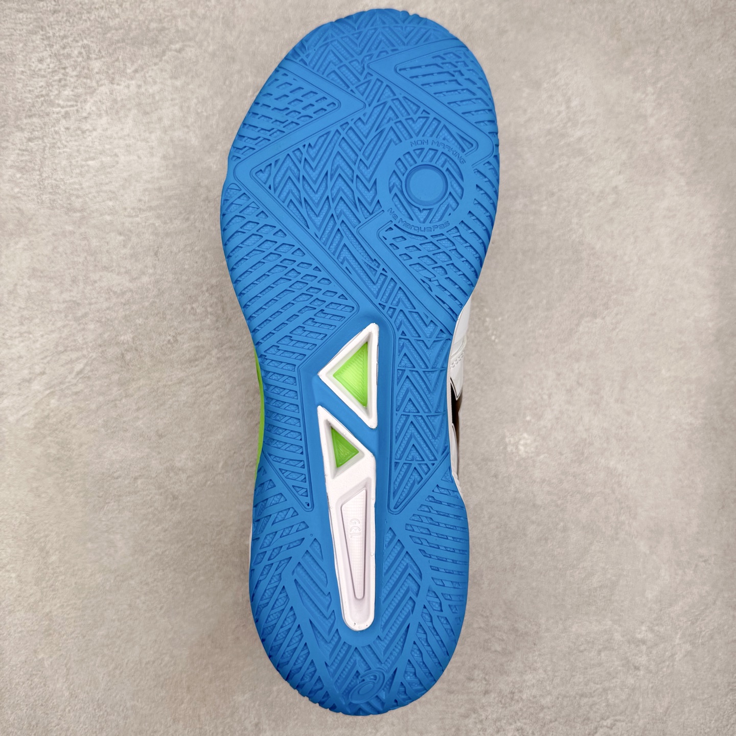 图片[9]-Asics Gel-Tactic 12 舒适时尚织物透气低帮跑步鞋 ASICS（亚瑟士）是日本实业家鬼冢喜八郎创立的跑鞋运动品牌，名字想法源自著名的拉丁谚语“AnimaSana In Corpore Sano”，意为“健全的精神寓于强健的体魄”。正如其名字的含义，ASICS亚瑟士一直坚信保持身体的健康与活力是打造健康快乐的生活方式的最佳途径。亚瑟士的跑鞋、篮球鞋等系列集专业与美貌于一身，拥有极高的热度。2016年，ASICS在“2016年日本最佳全球品牌”排行榜名列第17名。尺码：36 37 37.5 38 39 39.5 40 40.5 41.5 42 42.5 43.5 44 45-选品中心