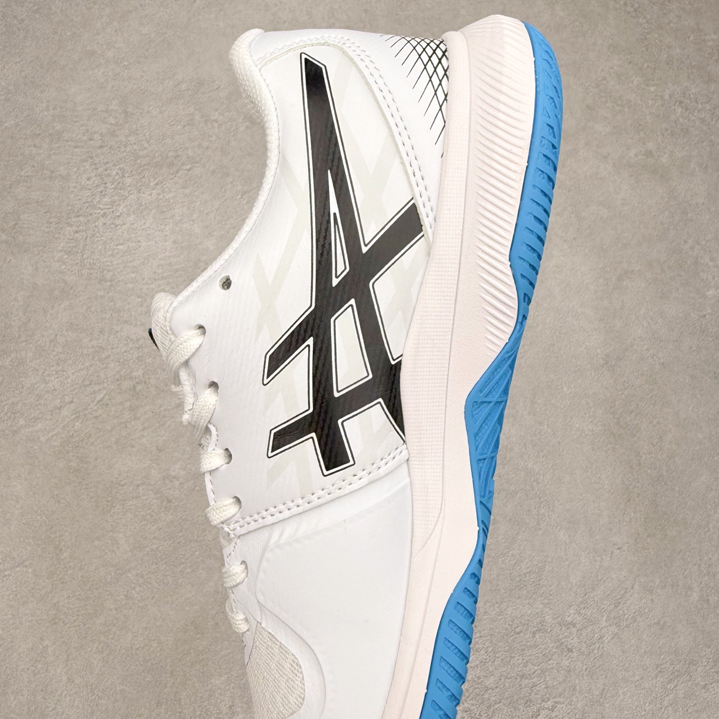 图片[7]-Asics Gel-Tactic 12 舒适时尚织物透气低帮跑步鞋 ASICS（亚瑟士）是日本实业家鬼冢喜八郎创立的跑鞋运动品牌，名字想法源自著名的拉丁谚语“AnimaSana In Corpore Sano”，意为“健全的精神寓于强健的体魄”。正如其名字的含义，ASICS亚瑟士一直坚信保持身体的健康与活力是打造健康快乐的生活方式的最佳途径。亚瑟士的跑鞋、篮球鞋等系列集专业与美貌于一身，拥有极高的热度。2016年，ASICS在“2016年日本最佳全球品牌”排行榜名列第17名。尺码：36 37 37.5 38 39 39.5 40 40.5 41.5 42 42.5 43.5 44 45-选品中心