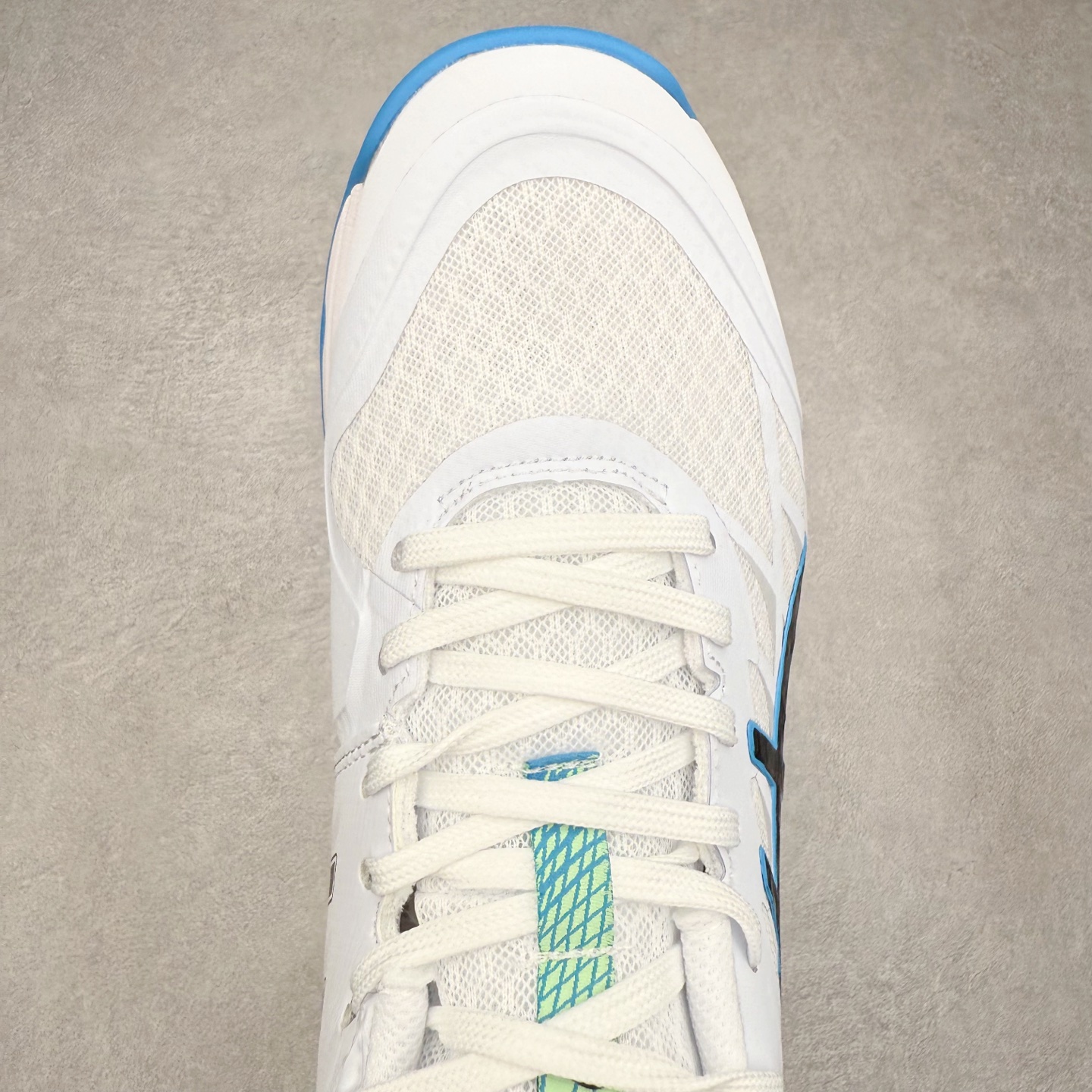 图片[4]-Asics Gel-Tactic 12 舒适时尚织物透气低帮跑步鞋 ASICS（亚瑟士）是日本实业家鬼冢喜八郎创立的跑鞋运动品牌，名字想法源自著名的拉丁谚语“AnimaSana In Corpore Sano”，意为“健全的精神寓于强健的体魄”。正如其名字的含义，ASICS亚瑟士一直坚信保持身体的健康与活力是打造健康快乐的生活方式的最佳途径。亚瑟士的跑鞋、篮球鞋等系列集专业与美貌于一身，拥有极高的热度。2016年，ASICS在“2016年日本最佳全球品牌”排行榜名列第17名。尺码：36 37 37.5 38 39 39.5 40 40.5 41.5 42 42.5 43.5 44 45-选品中心