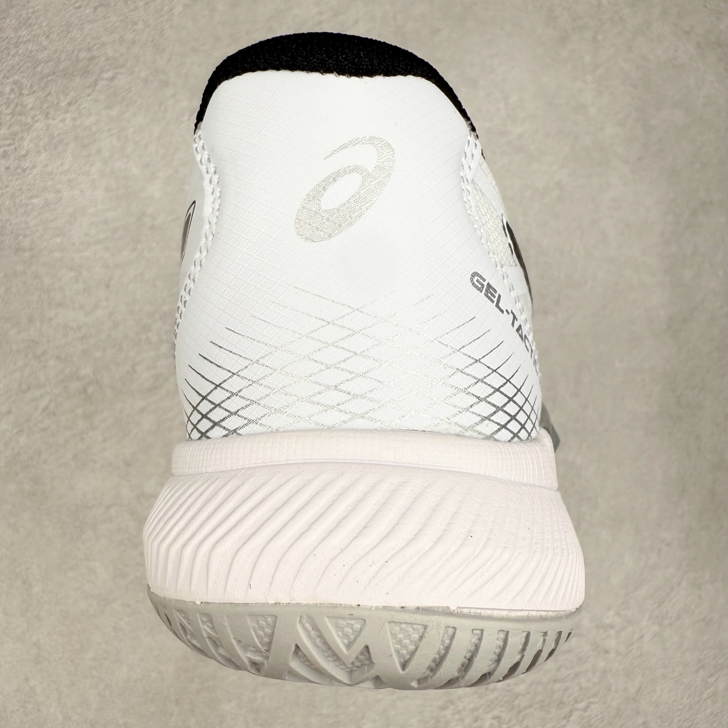 图片[8]-Asics Gel-Tactic 12 舒适时尚织物透气低帮跑步鞋 ASICS（亚瑟士）是日本实业家鬼冢喜八郎创立的跑鞋运动品牌，名字想法源自著名的拉丁谚语“AnimaSana In Corpore Sano”，意为“健全的精神寓于强健的体魄”。正如其名字的含义，ASICS亚瑟士一直坚信保持身体的健康与活力是打造健康快乐的生活方式的最佳途径。亚瑟士的跑鞋、篮球鞋等系列集专业与美貌于一身，拥有极高的热度。2016年，ASICS在“2016年日本最佳全球品牌”排行榜名列第17名。尺码：36 37 37.5 38 39 39.5 40 40.5 41.5 42 42.5 43.5 44 45-选品中心