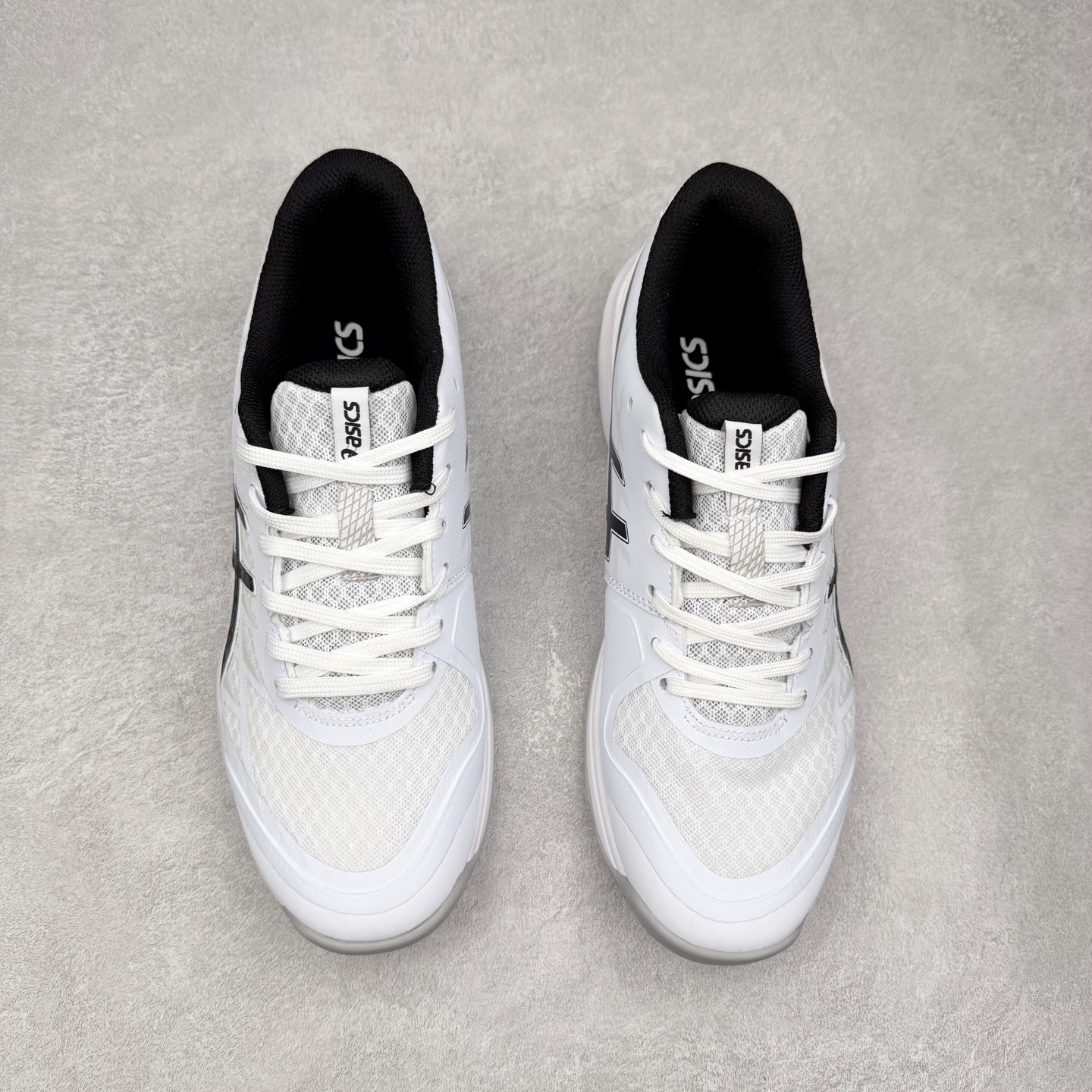 图片[2]-Asics Gel-Tactic 12 舒适时尚织物透气低帮跑步鞋 ASICS（亚瑟士）是日本实业家鬼冢喜八郎创立的跑鞋运动品牌，名字想法源自著名的拉丁谚语“AnimaSana In Corpore Sano”，意为“健全的精神寓于强健的体魄”。正如其名字的含义，ASICS亚瑟士一直坚信保持身体的健康与活力是打造健康快乐的生活方式的最佳途径。亚瑟士的跑鞋、篮球鞋等系列集专业与美貌于一身，拥有极高的热度。2016年，ASICS在“2016年日本最佳全球品牌”排行榜名列第17名。尺码：36 37 37.5 38 39 39.5 40 40.5 41.5 42 42.5 43.5 44 45-选品中心