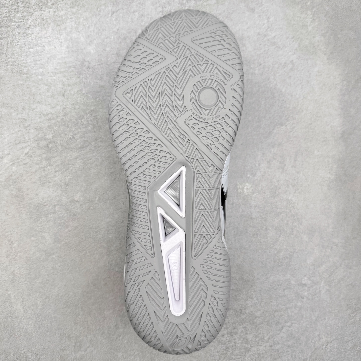 图片[9]-Asics Gel-Tactic 12 舒适时尚织物透气低帮跑步鞋 ASICS（亚瑟士）是日本实业家鬼冢喜八郎创立的跑鞋运动品牌，名字想法源自著名的拉丁谚语“AnimaSana In Corpore Sano”，意为“健全的精神寓于强健的体魄”。正如其名字的含义，ASICS亚瑟士一直坚信保持身体的健康与活力是打造健康快乐的生活方式的最佳途径。亚瑟士的跑鞋、篮球鞋等系列集专业与美貌于一身，拥有极高的热度。2016年，ASICS在“2016年日本最佳全球品牌”排行榜名列第17名。尺码：36 37 37.5 38 39 39.5 40 40.5 41.5 42 42.5 43.5 44 45-选品中心