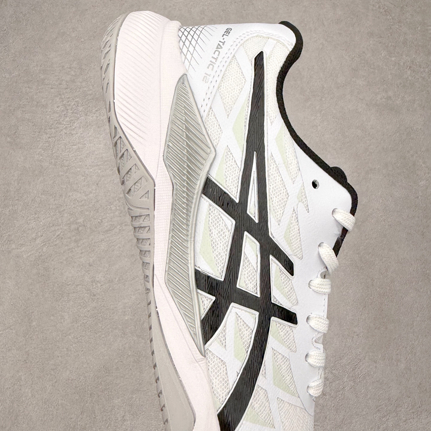 图片[6]-Asics Gel-Tactic 12 舒适时尚织物透气低帮跑步鞋 ASICS（亚瑟士）是日本实业家鬼冢喜八郎创立的跑鞋运动品牌，名字想法源自著名的拉丁谚语“AnimaSana In Corpore Sano”，意为“健全的精神寓于强健的体魄”。正如其名字的含义，ASICS亚瑟士一直坚信保持身体的健康与活力是打造健康快乐的生活方式的最佳途径。亚瑟士的跑鞋、篮球鞋等系列集专业与美貌于一身，拥有极高的热度。2016年，ASICS在“2016年日本最佳全球品牌”排行榜名列第17名。尺码：36 37 37.5 38 39 39.5 40 40.5 41.5 42 42.5 43.5 44 45-选品中心