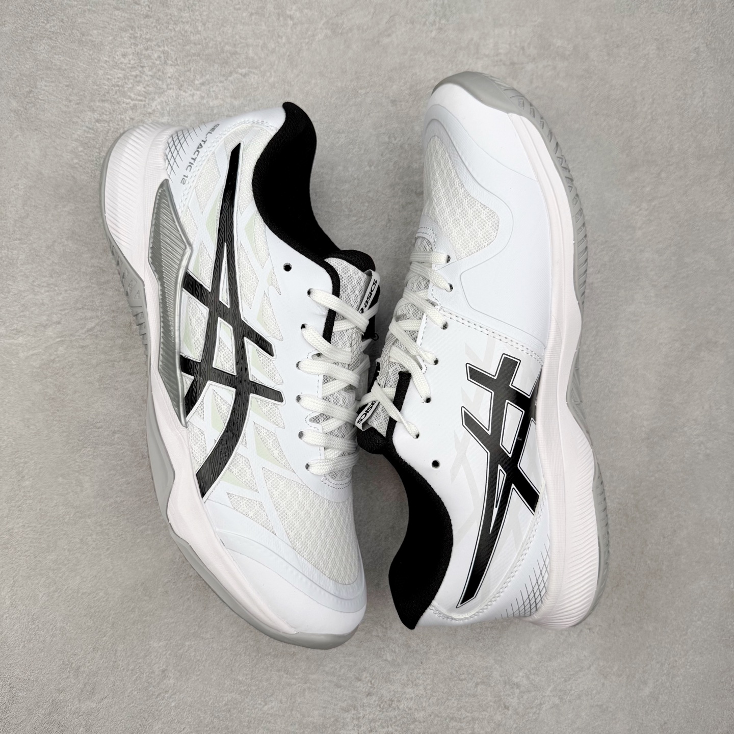 图片[3]-Asics Gel-Tactic 12 舒适时尚织物透气低帮跑步鞋 ASICS（亚瑟士）是日本实业家鬼冢喜八郎创立的跑鞋运动品牌，名字想法源自著名的拉丁谚语“AnimaSana In Corpore Sano”，意为“健全的精神寓于强健的体魄”。正如其名字的含义，ASICS亚瑟士一直坚信保持身体的健康与活力是打造健康快乐的生活方式的最佳途径。亚瑟士的跑鞋、篮球鞋等系列集专业与美貌于一身，拥有极高的热度。2016年，ASICS在“2016年日本最佳全球品牌”排行榜名列第17名。尺码：36 37 37.5 38 39 39.5 40 40.5 41.5 42 42.5 43.5 44 45-选品中心